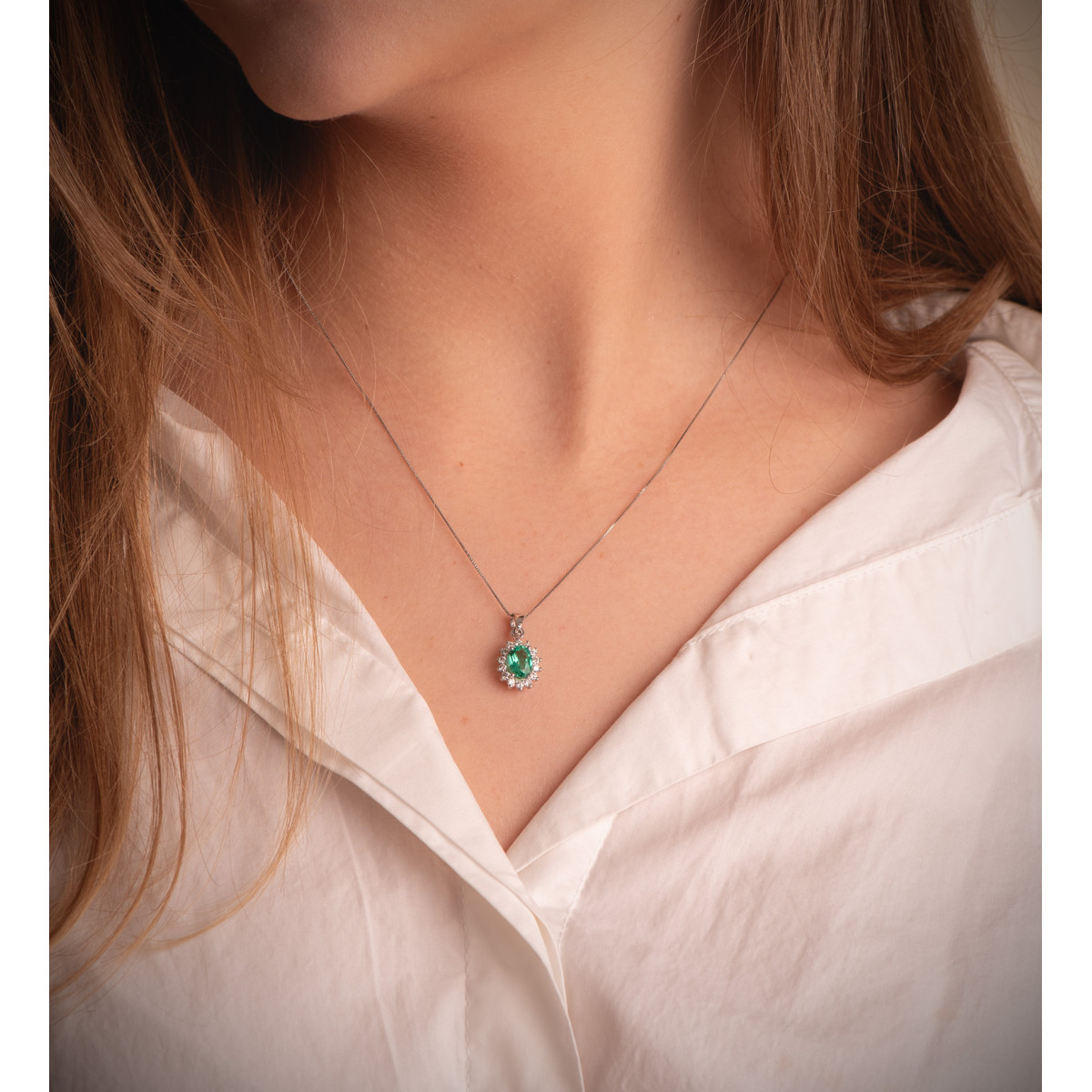 18K COLGANTE ORO BLANCO ESMERALDA RECRISTALIZADA  7X5 MM 0,75 QT. 12 DIAMANTES LABORATORIO 0,35 QTS. VS2-G. 11,5X9,5MM