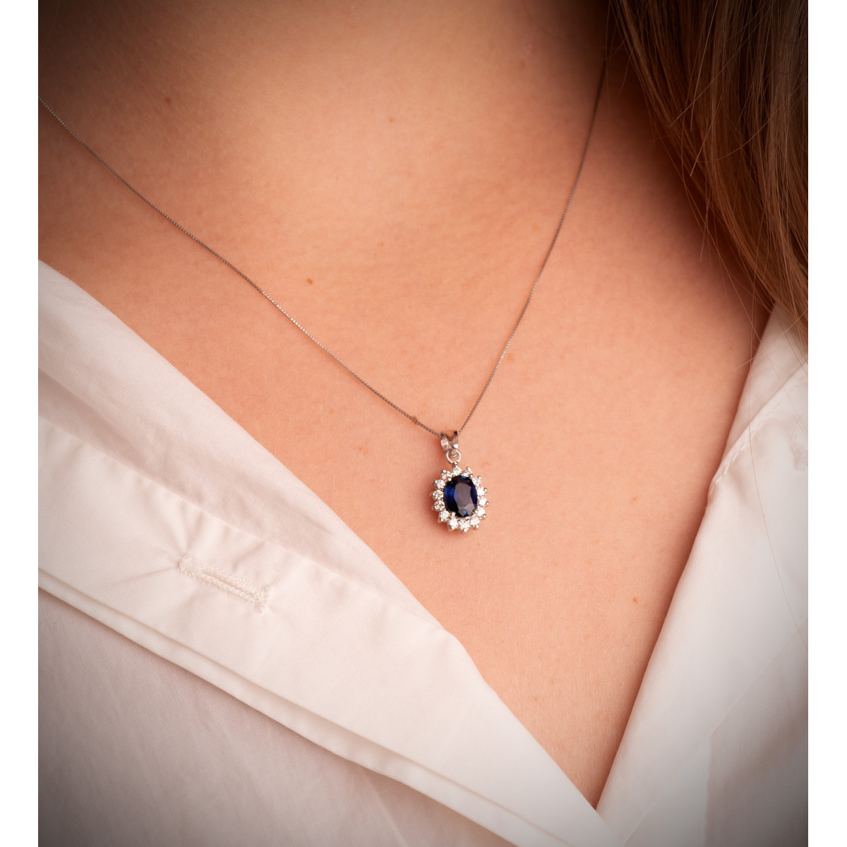 18K COLGANTE ORO BLANCO ZAFIRO DIFUSION 7X5 MM 0,98 QT. 12 DIAMANTES LABORATORIO 0,35 QTS. VS2-G. 11,5X9,5 MM