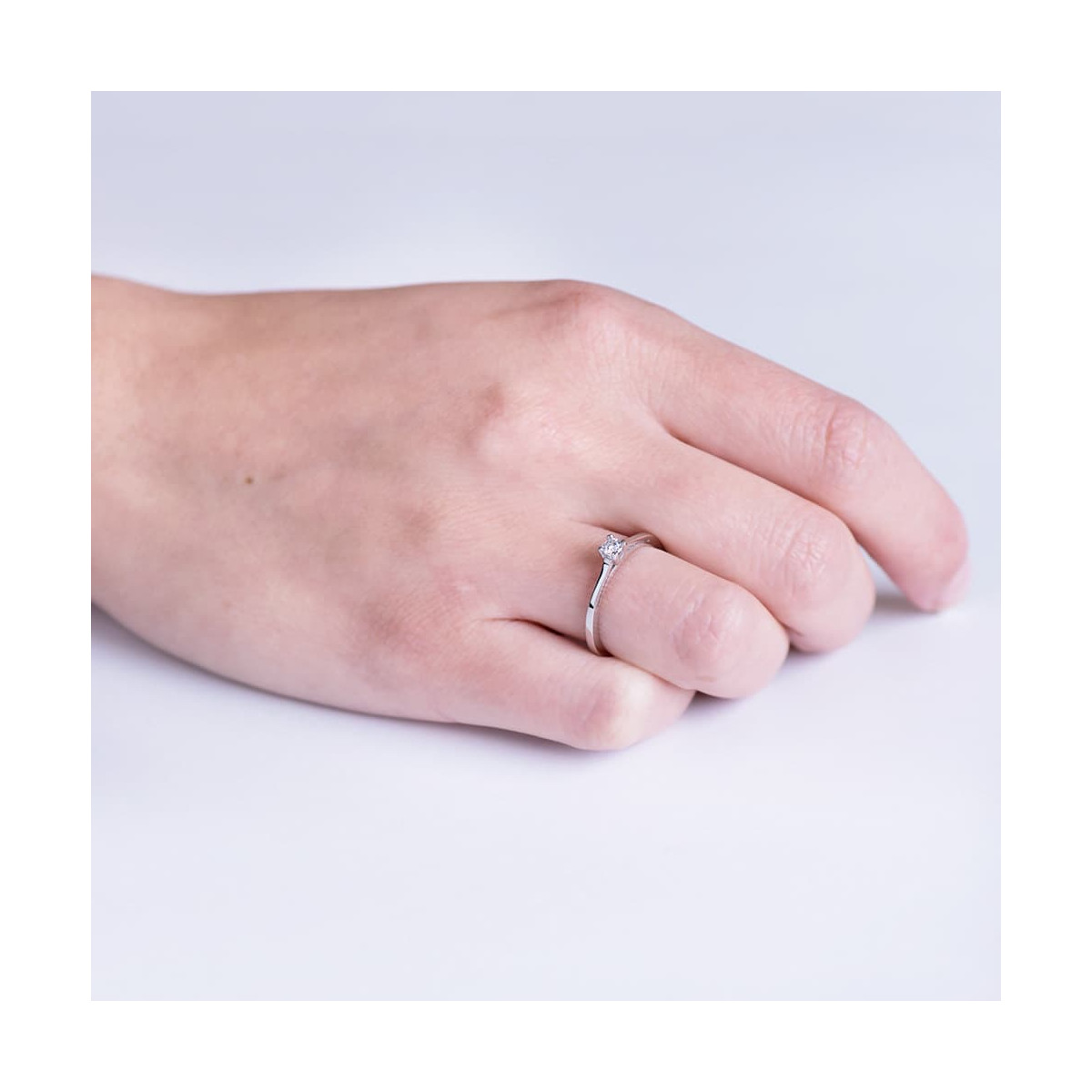 18K SOLITARIO DIAMANTE NATURAL TALLA BRILLANTE ORO BLANCO 0.100 QTS. SI-H