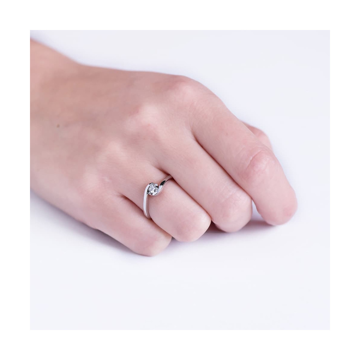 18K SOLITARIO DIAMANTE NATURAL TALLA BRILLANTE ORO BLANCO 0.150 QTS. SI-H