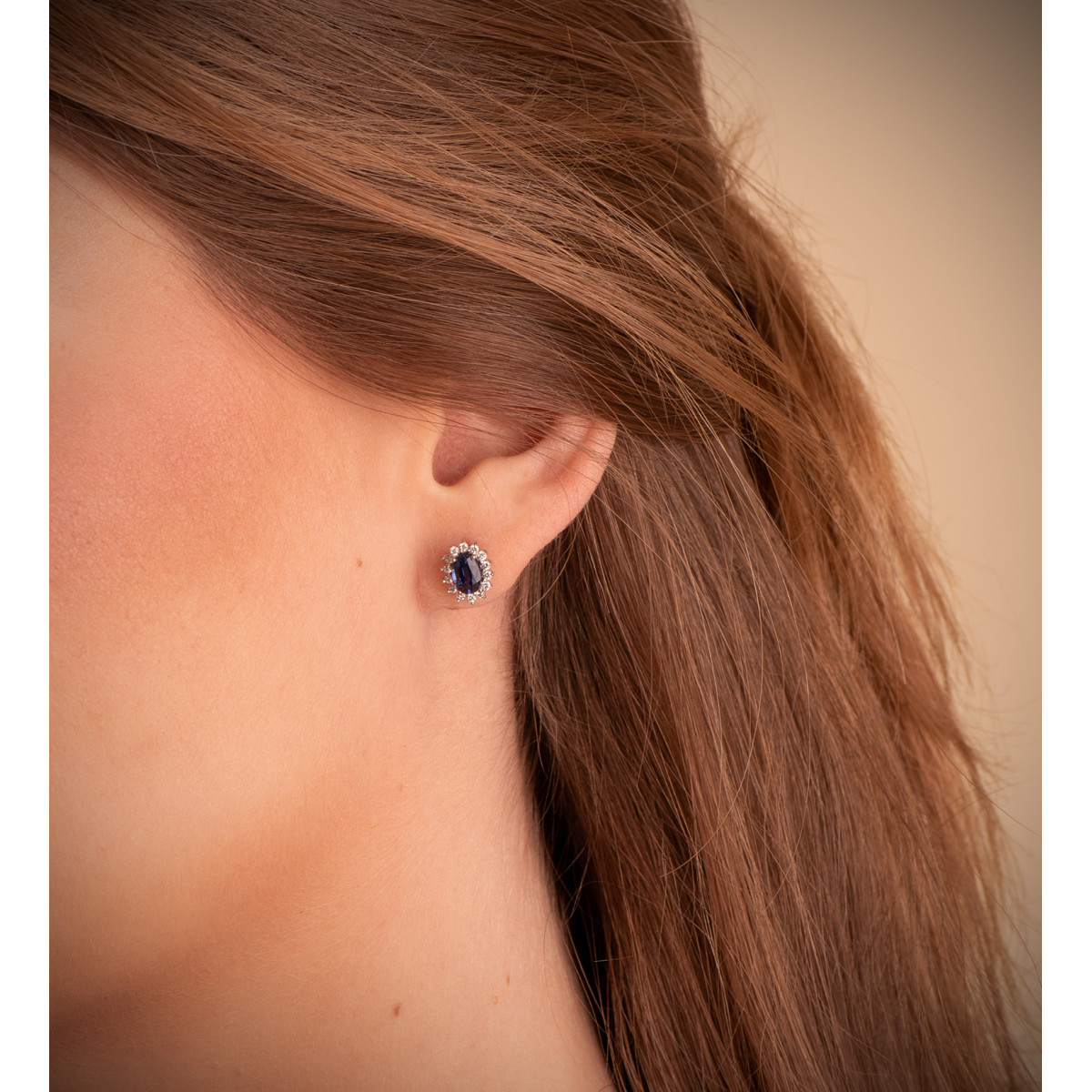 18K PENDIENTES ORO BLANCO 28 DIAMANTES LABORATORIO Y ZAFIRO DIFUSION 6X4 MM 1,24 QT. 0,28 QTS. VS2-G CIERRE PRESION 9,5X8 MM