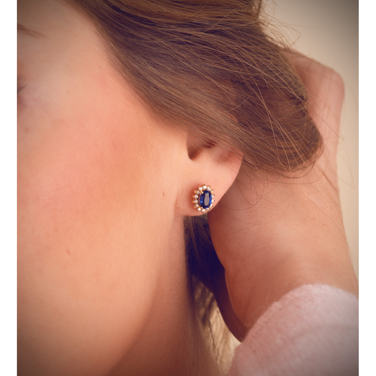 18K PENDIENTES ORO AMARILLO ZAFIRO DIFUSION 6X4 MM 1,24 QT Y 28 DIAMANTES LABORATORIO 0,280QT VS2-G. 9,5X8 MM CIERRE PRESION