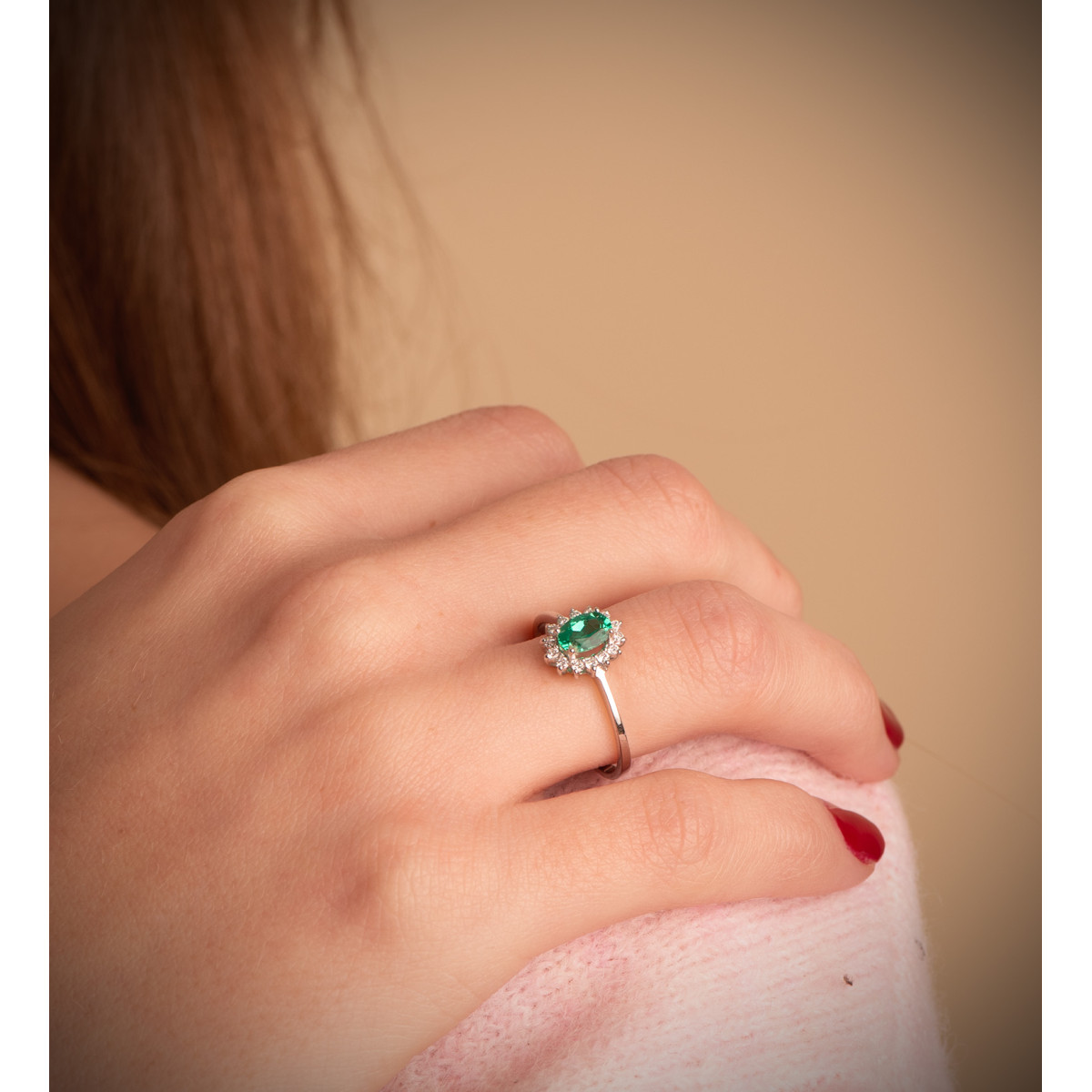 18K SORTIJA ORO BLANCO ESMERALDA RECRISTALIZADA  6X4 MM 0,39 QTS. DIAMANTES LABORATORIO 0,14 QTS. VS2-G 9,5X8 MM