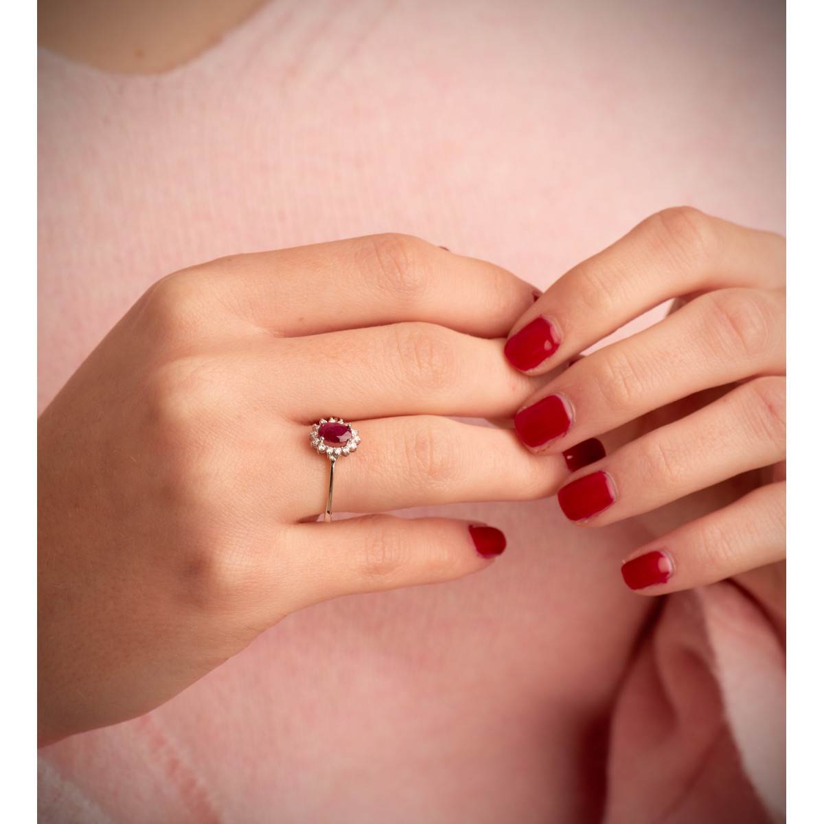 18K SORTIJA ORO BLANCO RUBI 6X4 MM 0,55 QTS. DIAMANTES LABORATORIO VS2-G 0,14 QTS. 9,5X8 MM