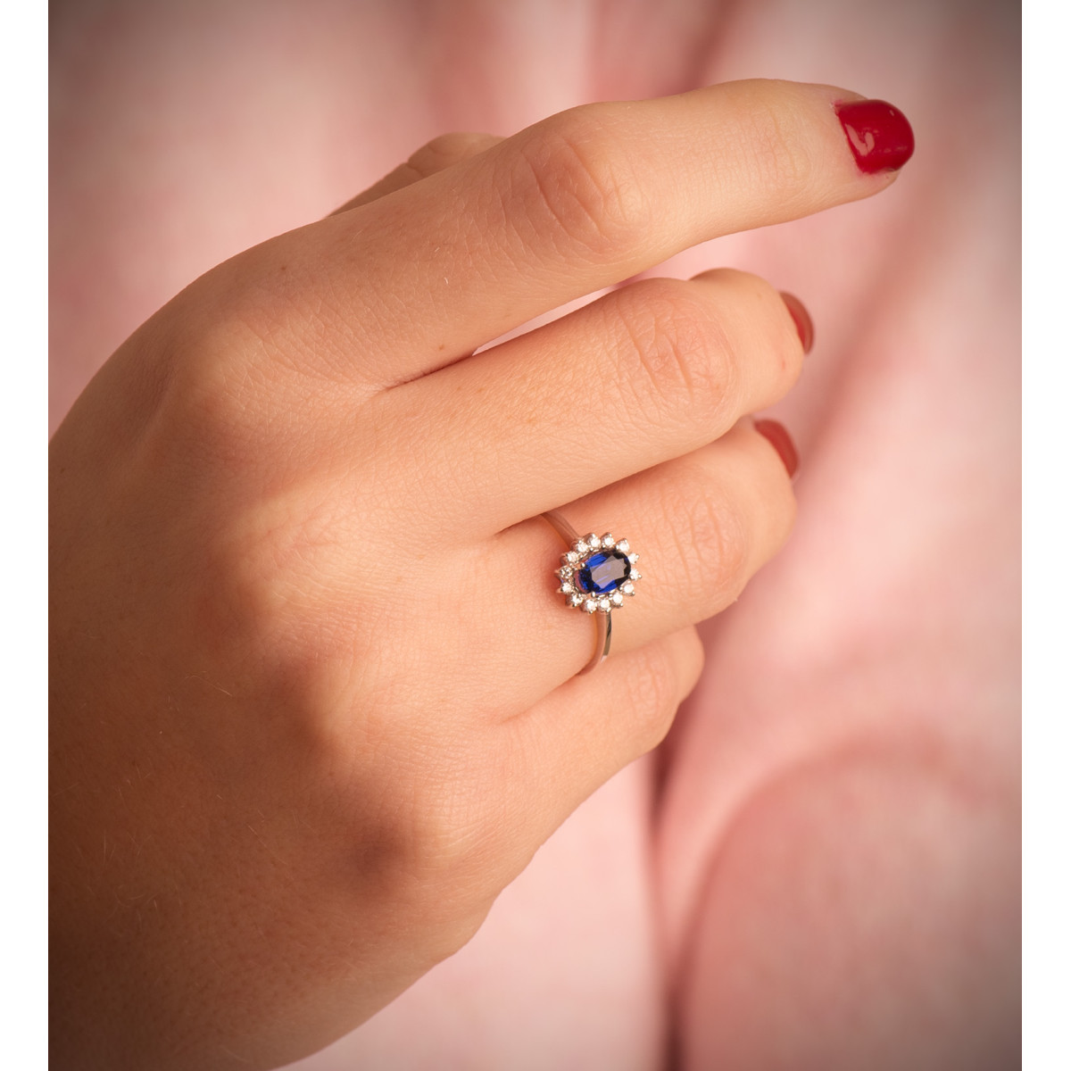 18K SORTIJA ORO BLANCO ZAFIRO DIFUSION 6X4 MM 0,62 QTS.  DIAMANTES LABORATORIO 0,14 QTS. VS2-G 9,5X8 MM