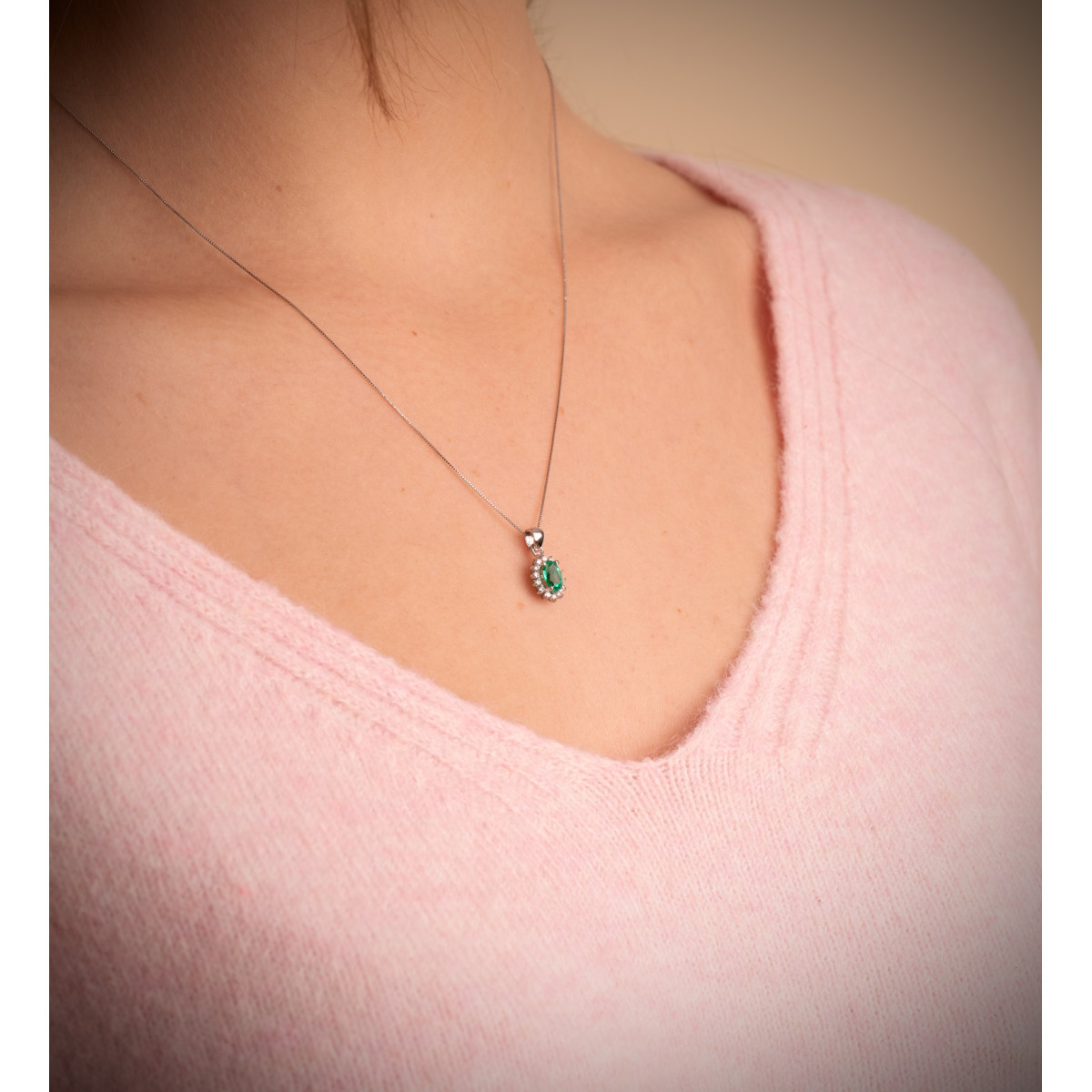 18K COLGANTE ORO BLANCO ESMERALDA RECRISTALIZADA 6X4 MM 0,39 QT. 14 DIAMANTES LABORATORIO 0,14 QTS. VS2-G. 9,5X8 MM