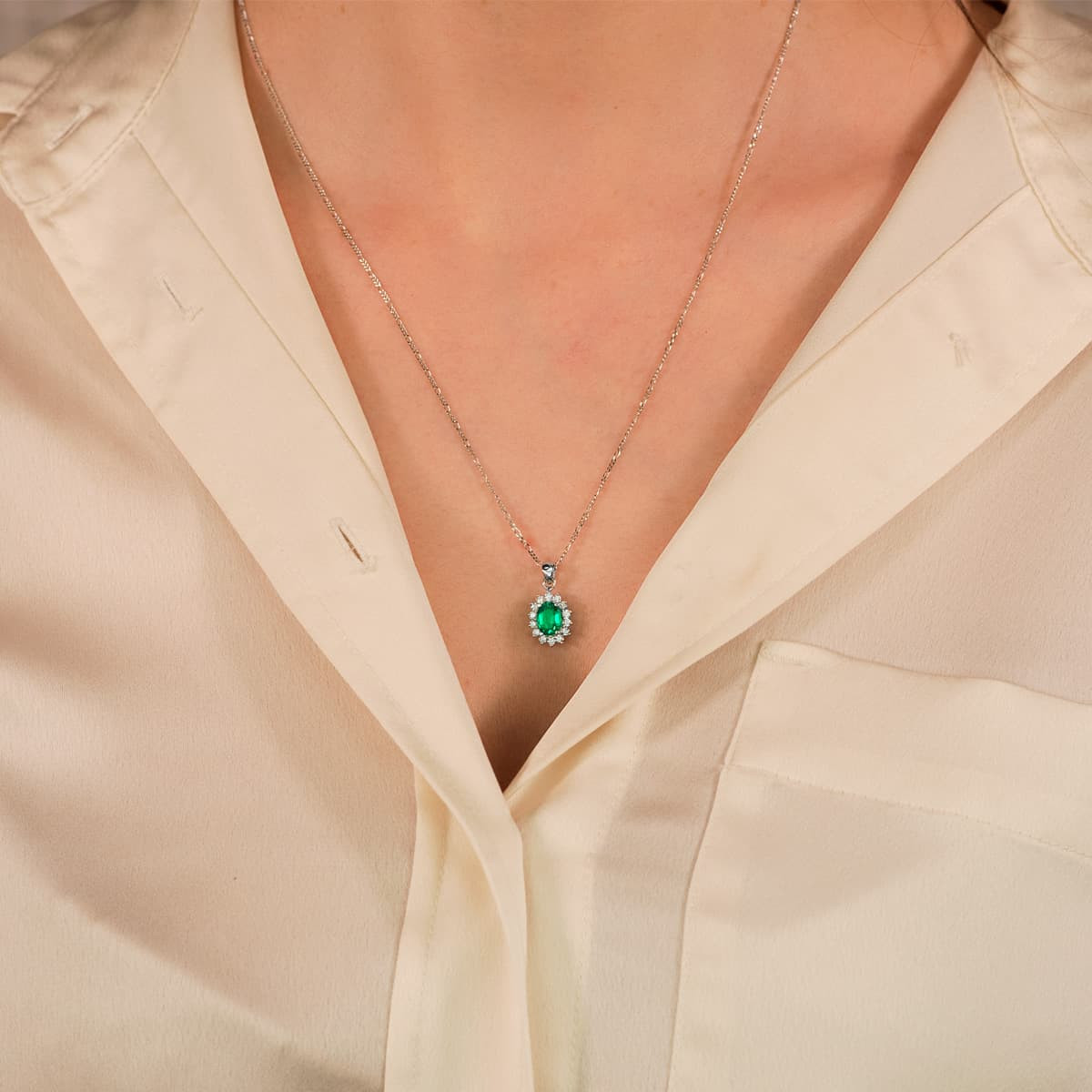 18K COLGANTE ORO BLANCO ESMERALDA RECRISTALIZADA 6X4 MM 0,39 QT. 14 DIAMANTES LABORATORIO 0,14 QTS. VS2-G. 9,5X8 MM