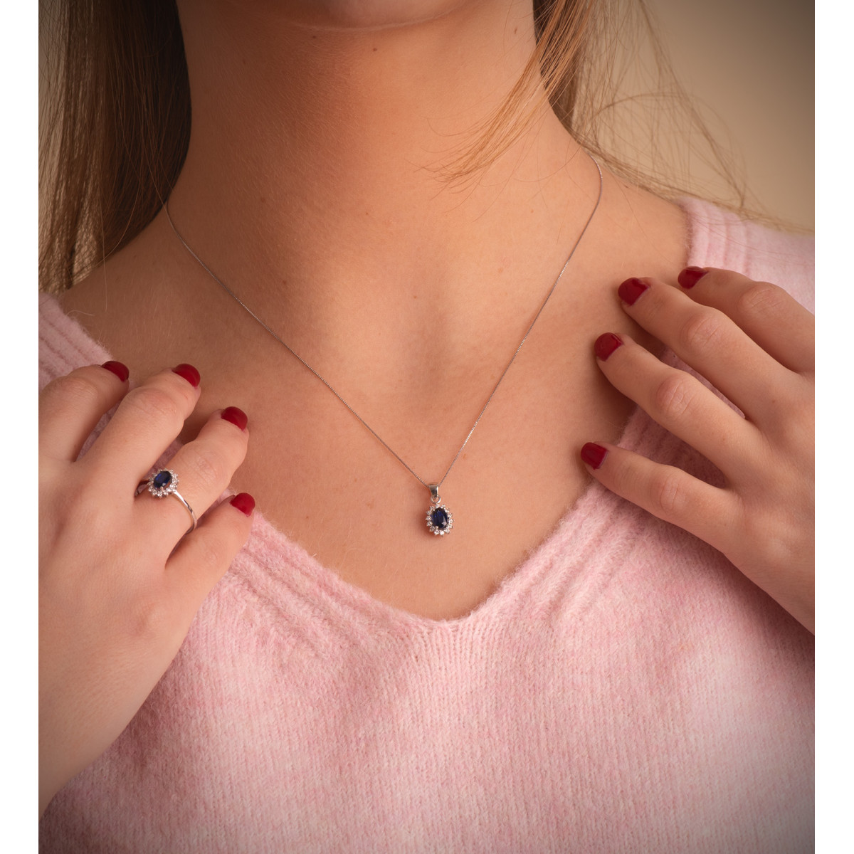 18K COLGANTE ORO BLANCO ZAFIRO DIFUSION 6X4 MM 0,62 QT. 14 DIAMANTES LABORATORIO 0,14 QTS. VS2-G. 9,5X8 MM