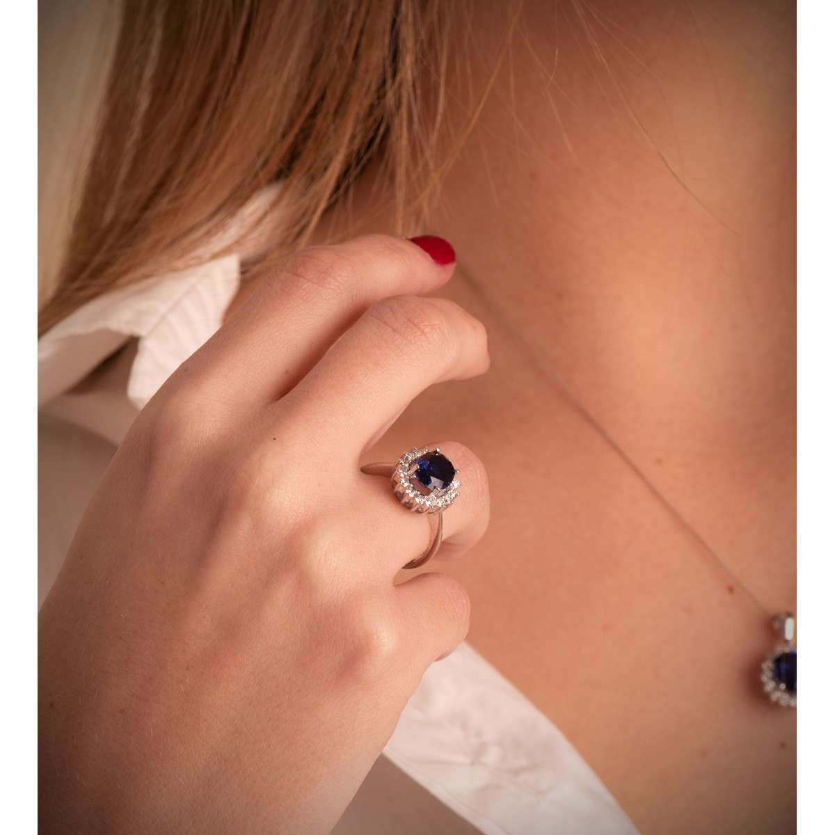 18K SORTIJA ORO BLANCO DIAMANTES DE LABORATORIO  0,52 QT. VS2-G. MEDIDA: 14X12,5 MM ZAFIRO DIFUSION 9X7 MM 2,47 QT.