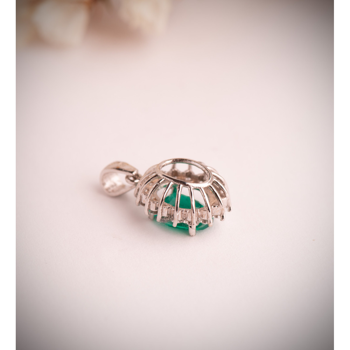 18K COLGANTE ORO BLANCO ESMERALDA RECRISTALIZADA 9X7 MM 1,74 QTS. DIAMANTES LABORATORIO VS2-G 0,52 QTE 14X12 MM