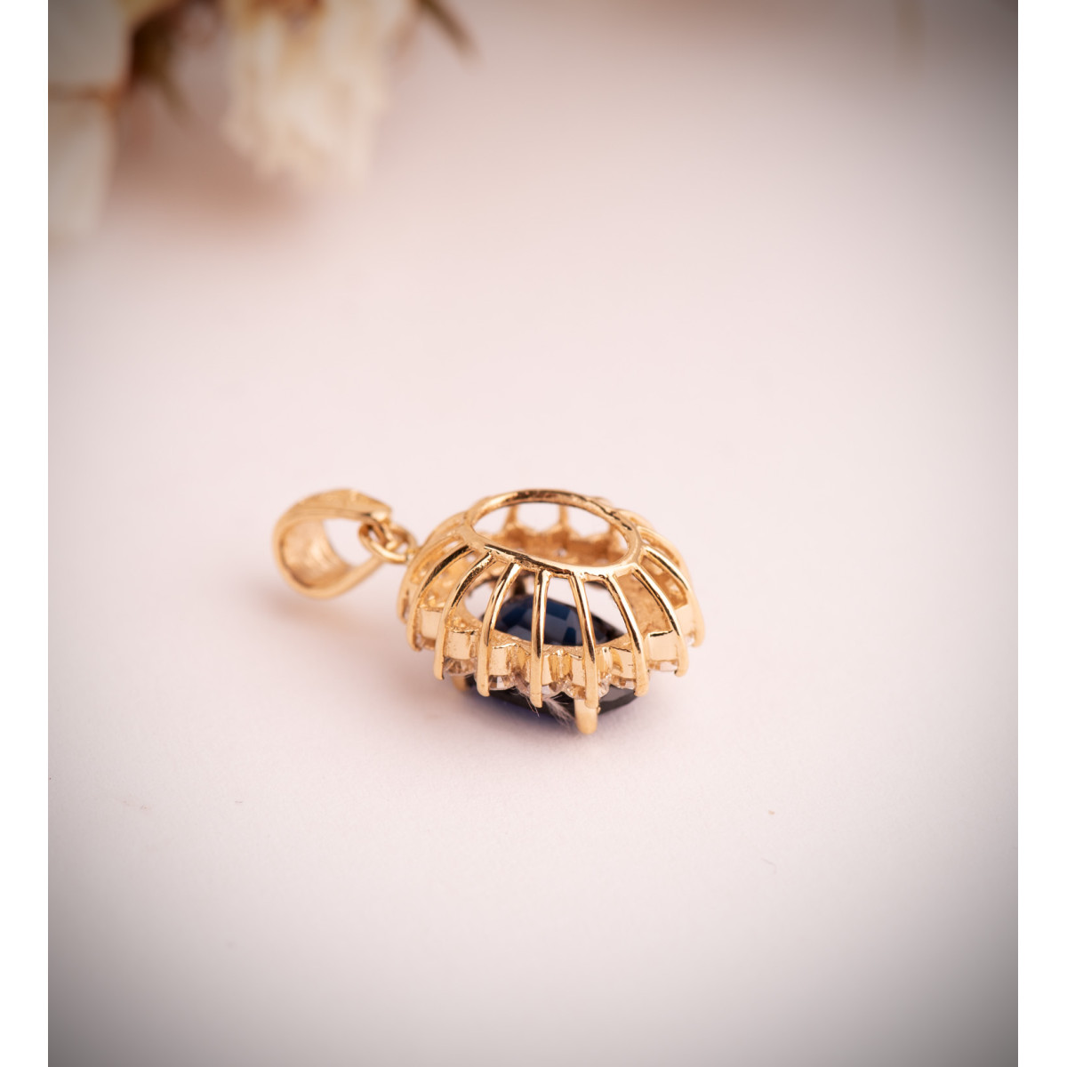 18K COLGANTE ORO AMARILLO ZAFIRO DIFUSION 9X7 MM 2,47 QT. 16 DIAMANTES LABORATORIO 0,52 QTS. VS2-G. 14X12 MM