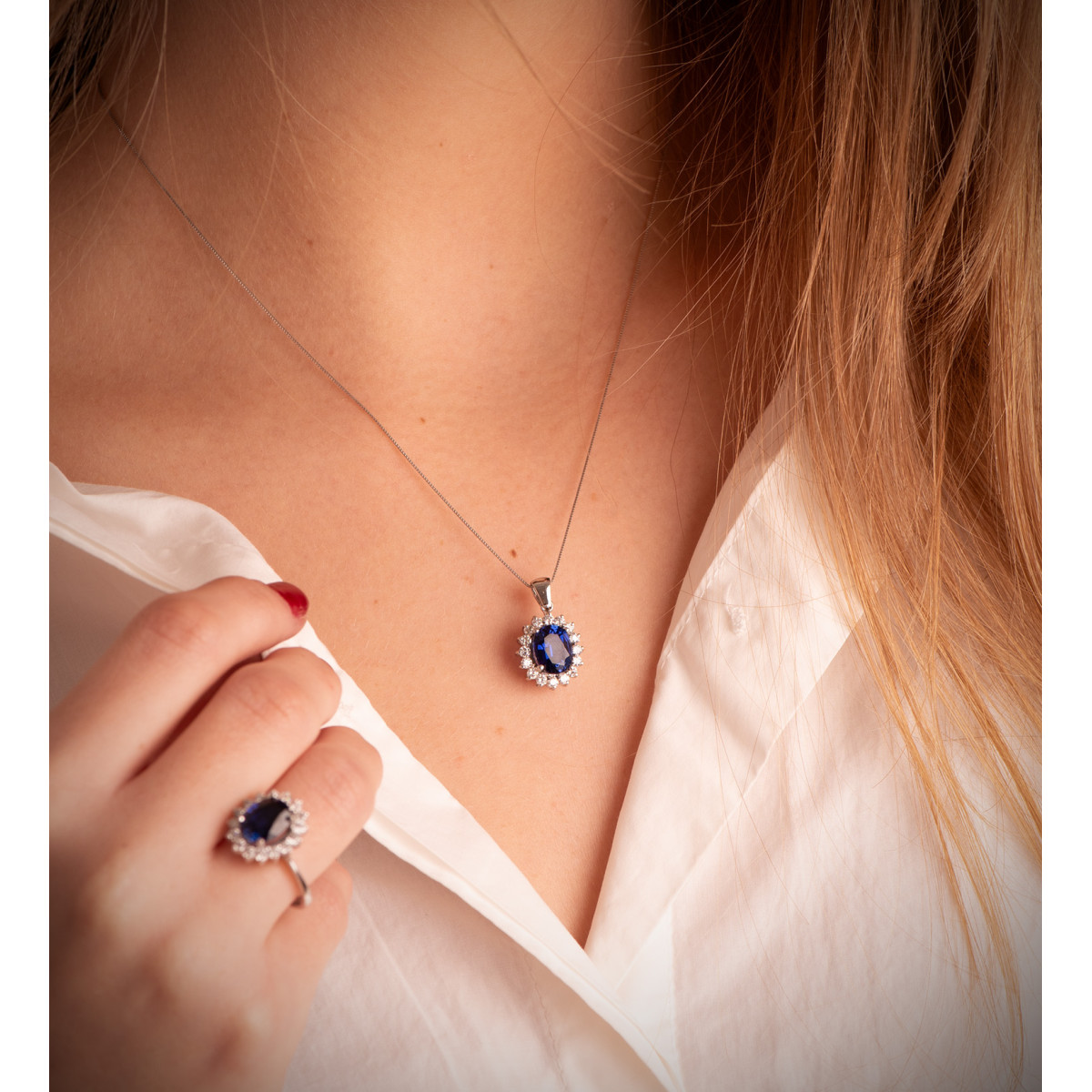 18K COLGANTE ORO BLANCO ZAFIRO DIFUSION 9X7 MM 2,47 QT. 16 DIAMANTES LABORATORIO 0,52 QTS. VS2-G. 14X12 MM