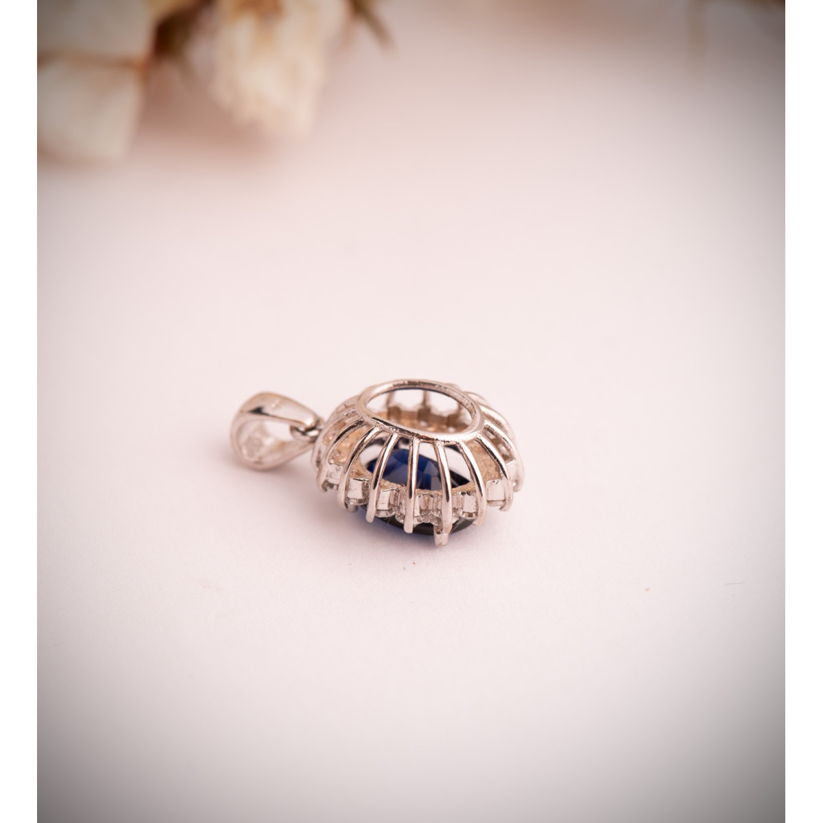 18K COLGANTE ORO BLANCO ZAFIRO DIFUSION 9X7 MM 2,47 QT. 16 DIAMANTES LABORATORIO 0,52 QTS. VS2-G. 14X12 MM