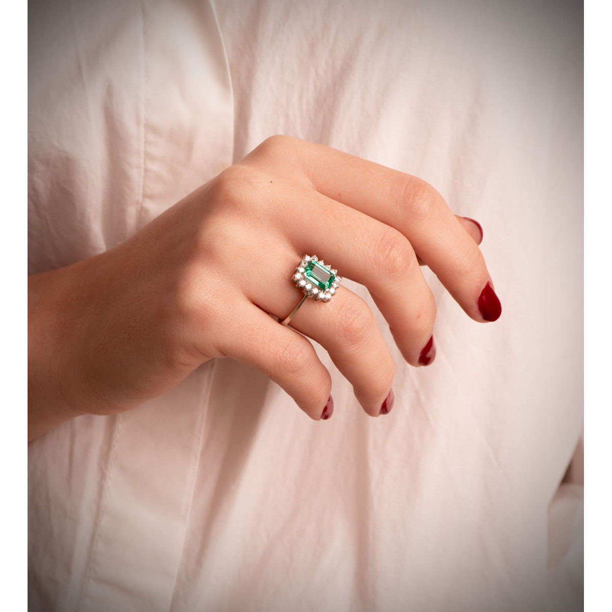 18K SORTIJA ORO BLANCO ESMERALDA RECRISTALIZADA  8X6 MM 1,50QT DIAMANTES LABORATORIO VS2-G 0,56QT 13X11 MM