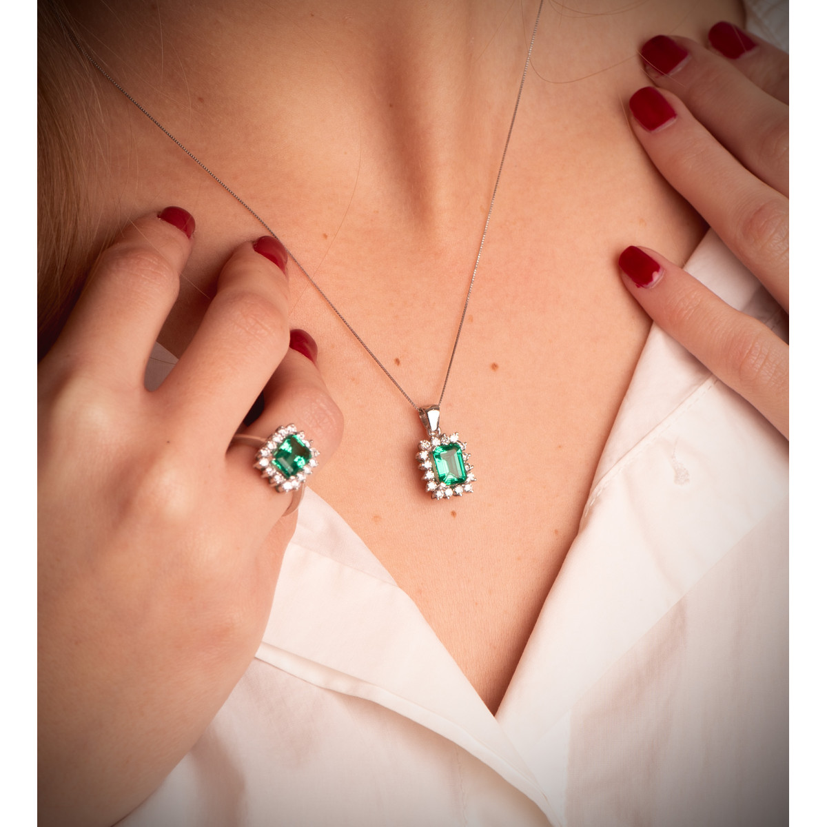 18K COLGANTE ORO BLANCO ESMERALDA RECRISTALIZADA  8X6 MM 1,50 QT. 16 DIAMANTES LABORATORIO 0,56 QTS. VS2-G. 13X11MM