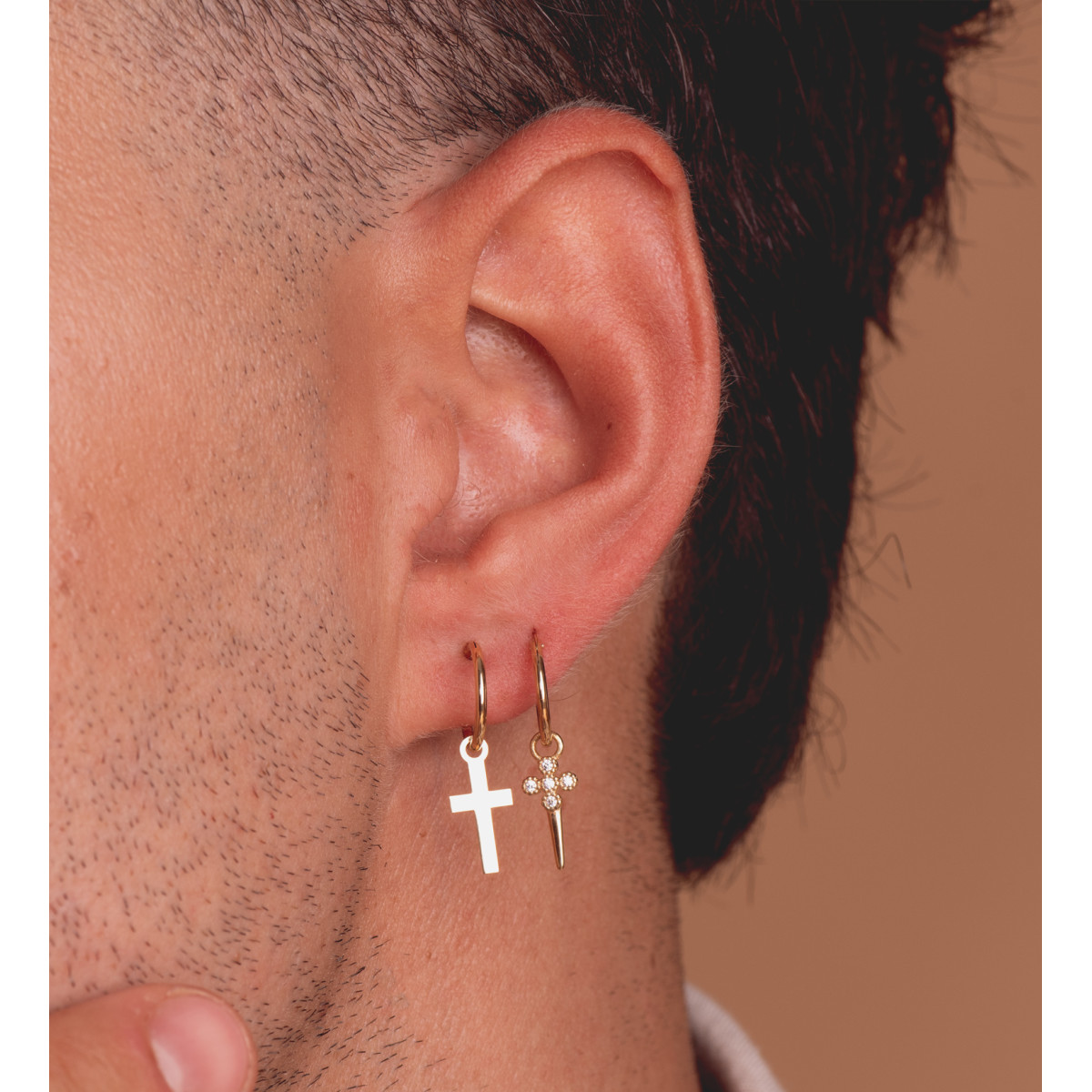 18K AROS TUBO REDONDO ORO AMARILLO 11X1.20 MM Y COLGANTE CRUZ CON PUÑAL