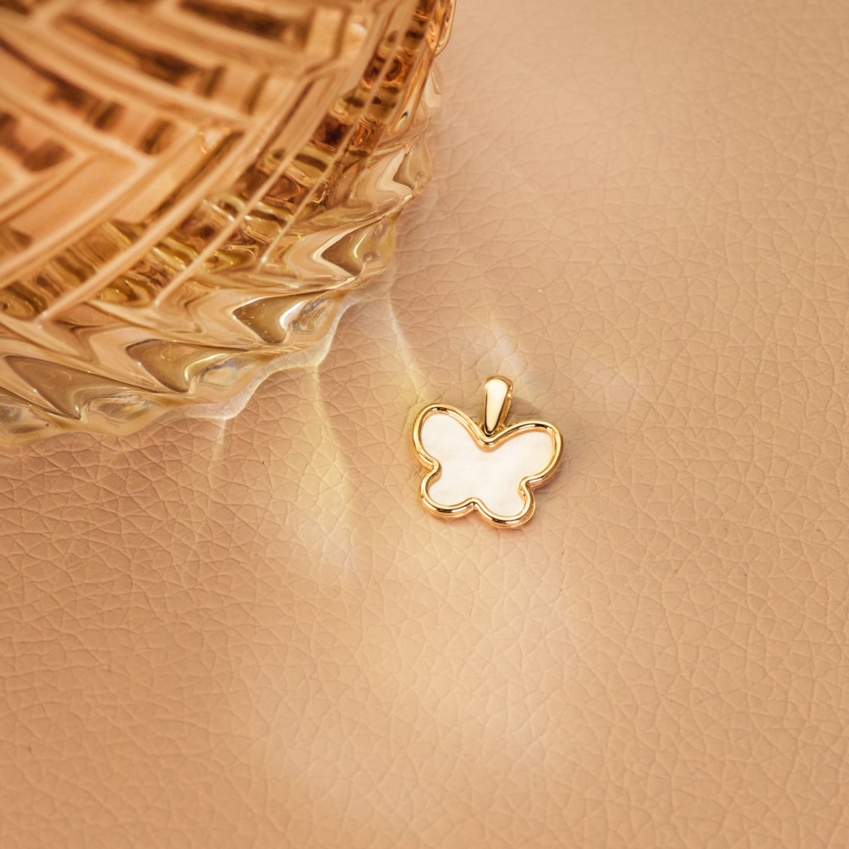 18K COLGANTE AMULETO ORO AMARILLO MARIPOSA NACAR 14X11 MM