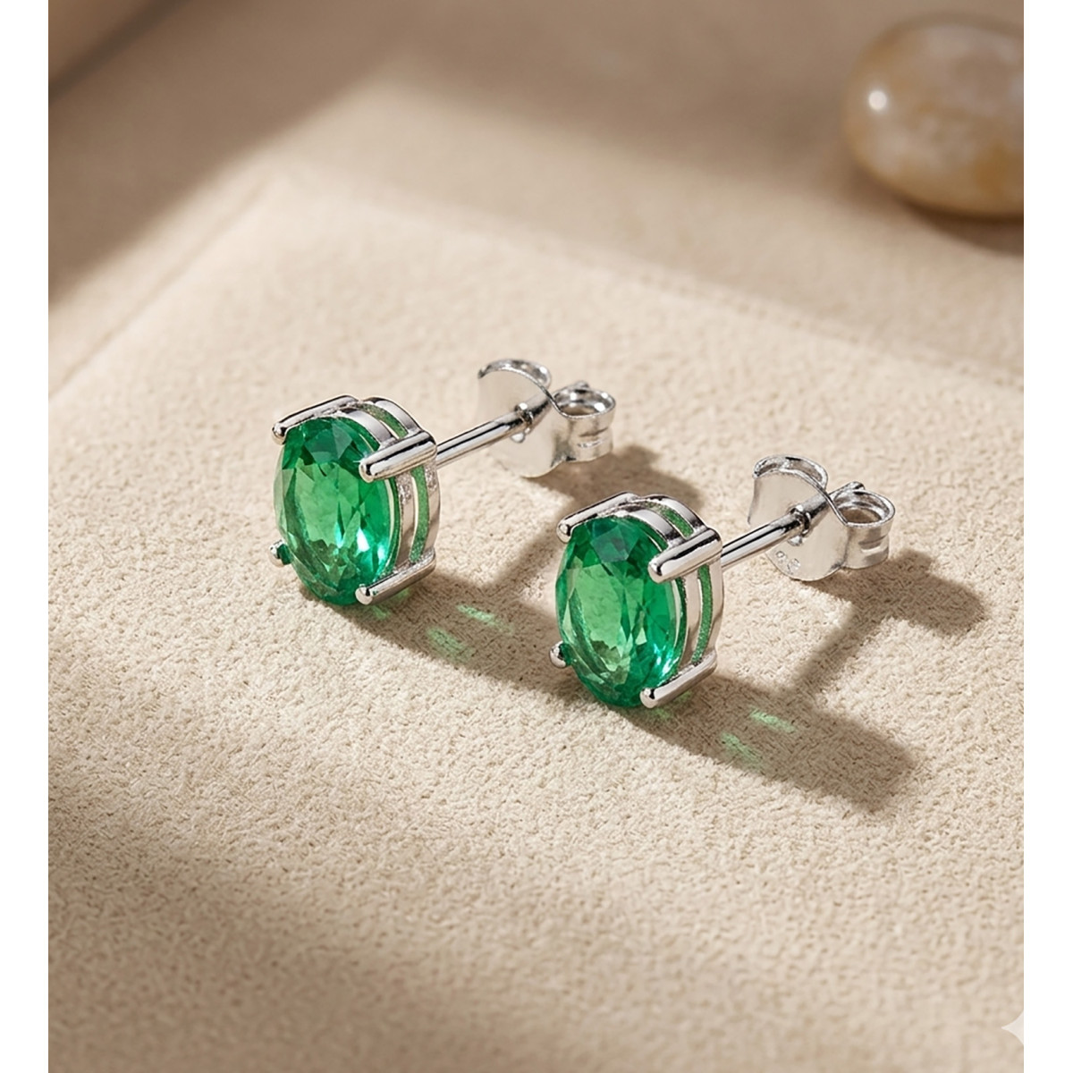 18K PENDIENTES ORO BLANCO ESMERALDA RECRISTALIZADA 7X5 MM 1,58 QT. CIERRE PRESION
