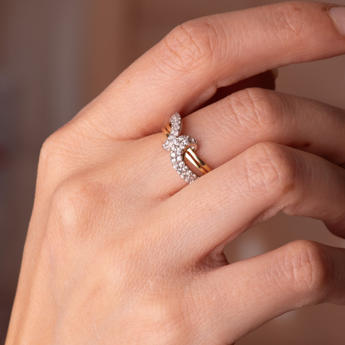 18K SORTIJA ORO BICOLOR CALADA CON MOTIVO CRUZADO DE CIRCONITAS. ANCHO 8MM