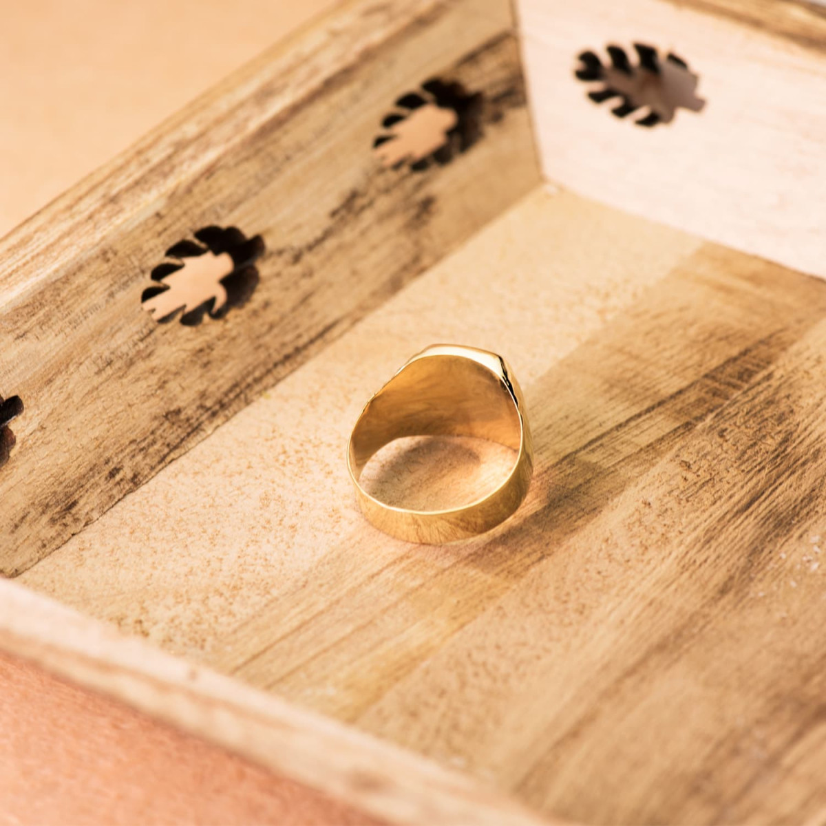 18K SELLO ORO AMARILLO HUECO  CABALLERO TONEL LATERAL GALLONES. ZONA GRABADO: 13X12 MM