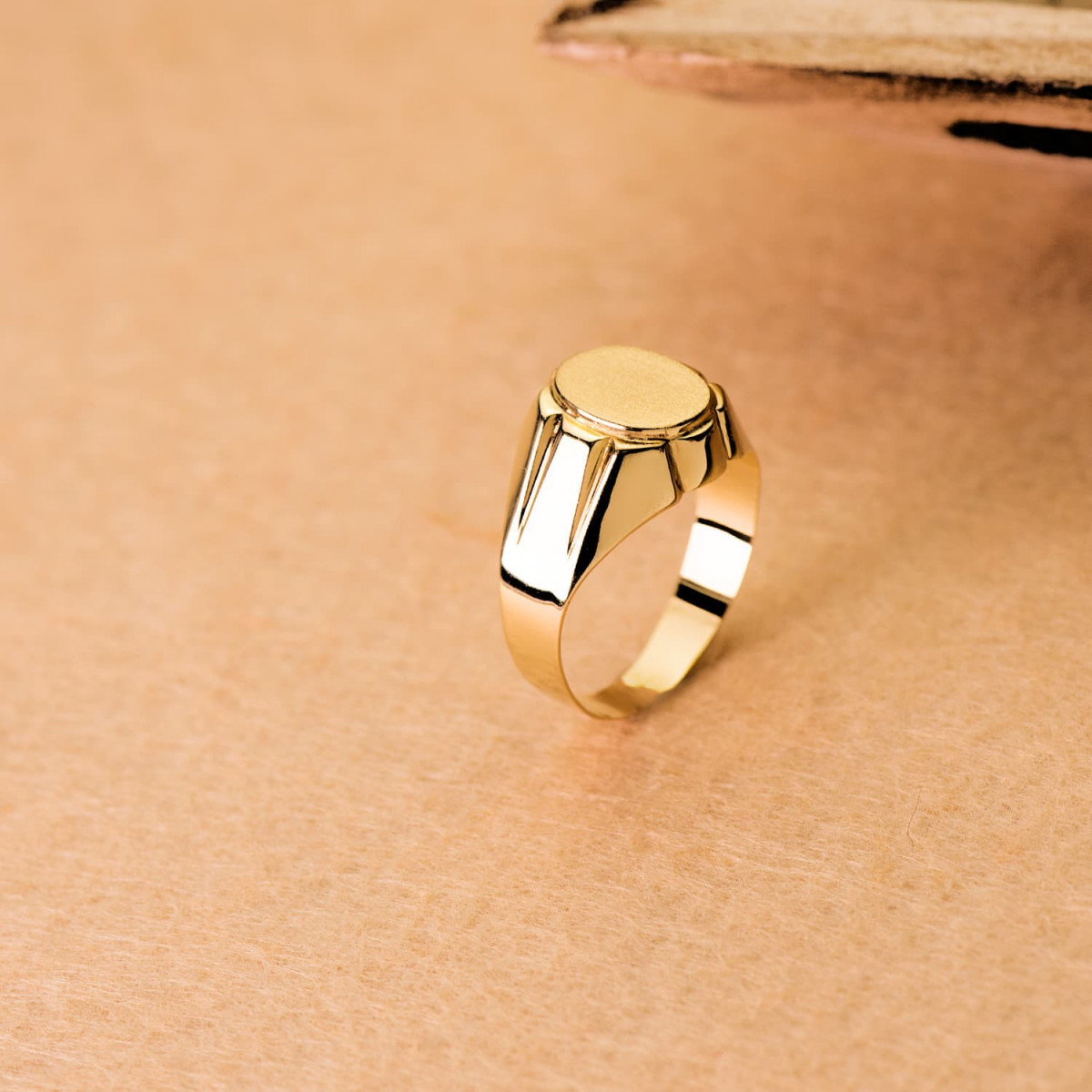 18K SELLO ORO AMARILLO CABALLERO HUECO OVAL LATERAL BRILLO. ZONA GRABADO: 11X9 MM