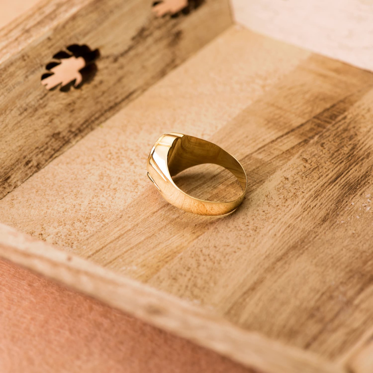 18K SELLO ORO AMARILLO CABALLERO HUECO OVAL LATERAL BRILLO. ZONA GRABADO: 11X9 MM