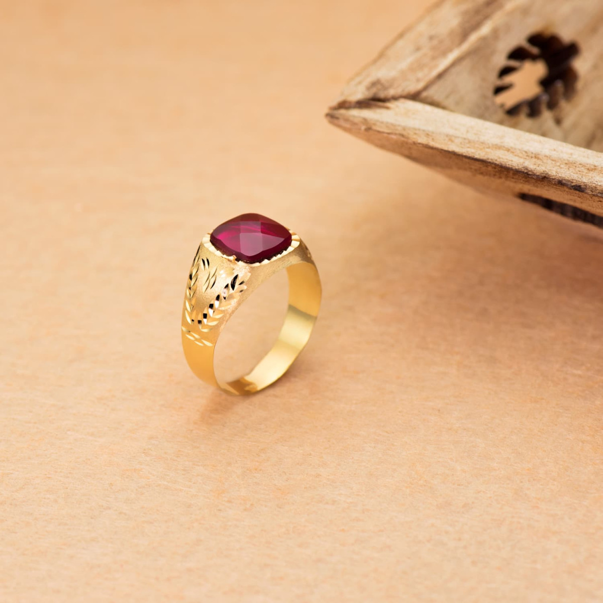 18K SELLO ORO AMARILLO CON PIEDRA RUBI SPINEL 9X9 MM LATERAL TALLADO