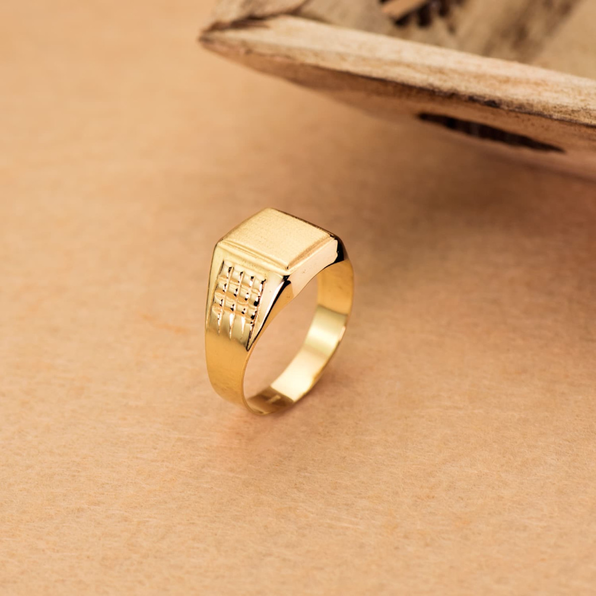 18K SELLO ORO AMARILLO CABALLERO HUECO LATERAL BRILLO. ZONA GRABADO: 10X9 MM