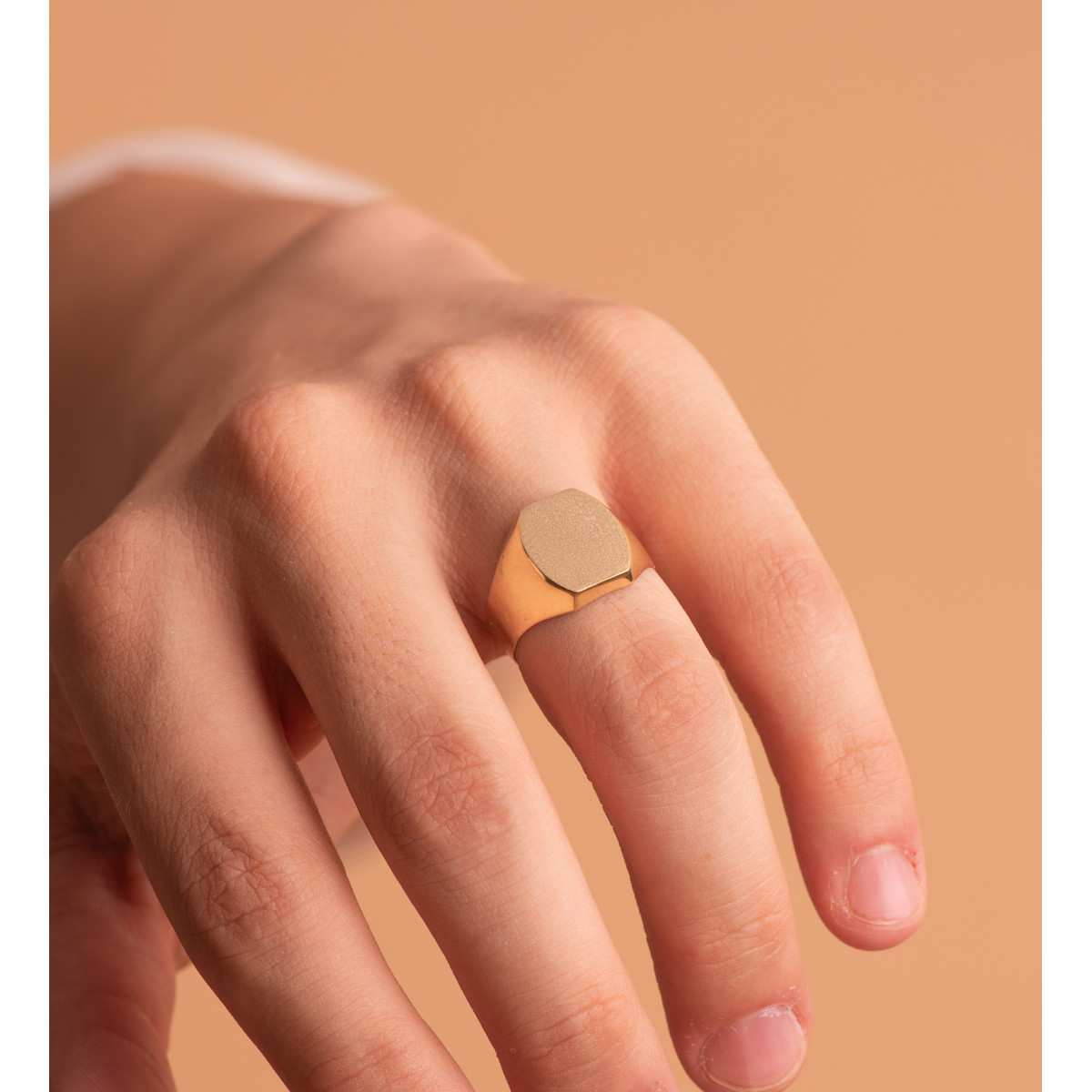 18K SELLO ORO AMARILLO CABALLERO HUECO. LATERAL BRILLO. CABEZA TONEL: 14X12 MM