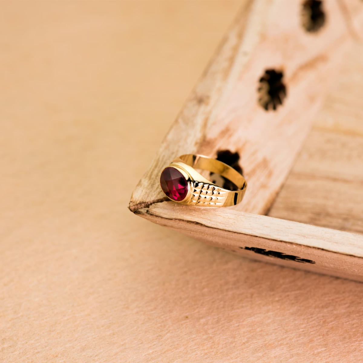 18K SELLO ORO AMARILLO CON PIEDRA RUBI SPINEL 10X8 MM LATERAL TALLADO