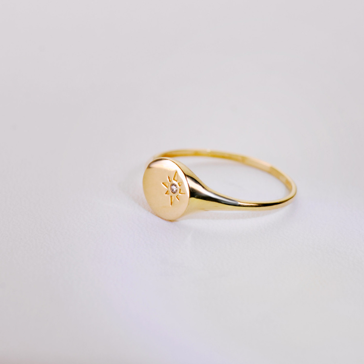 18K SELLO ORO AMARILLO MUJER CABEZA REDONDA CON CIRCONITA 8X8 MM