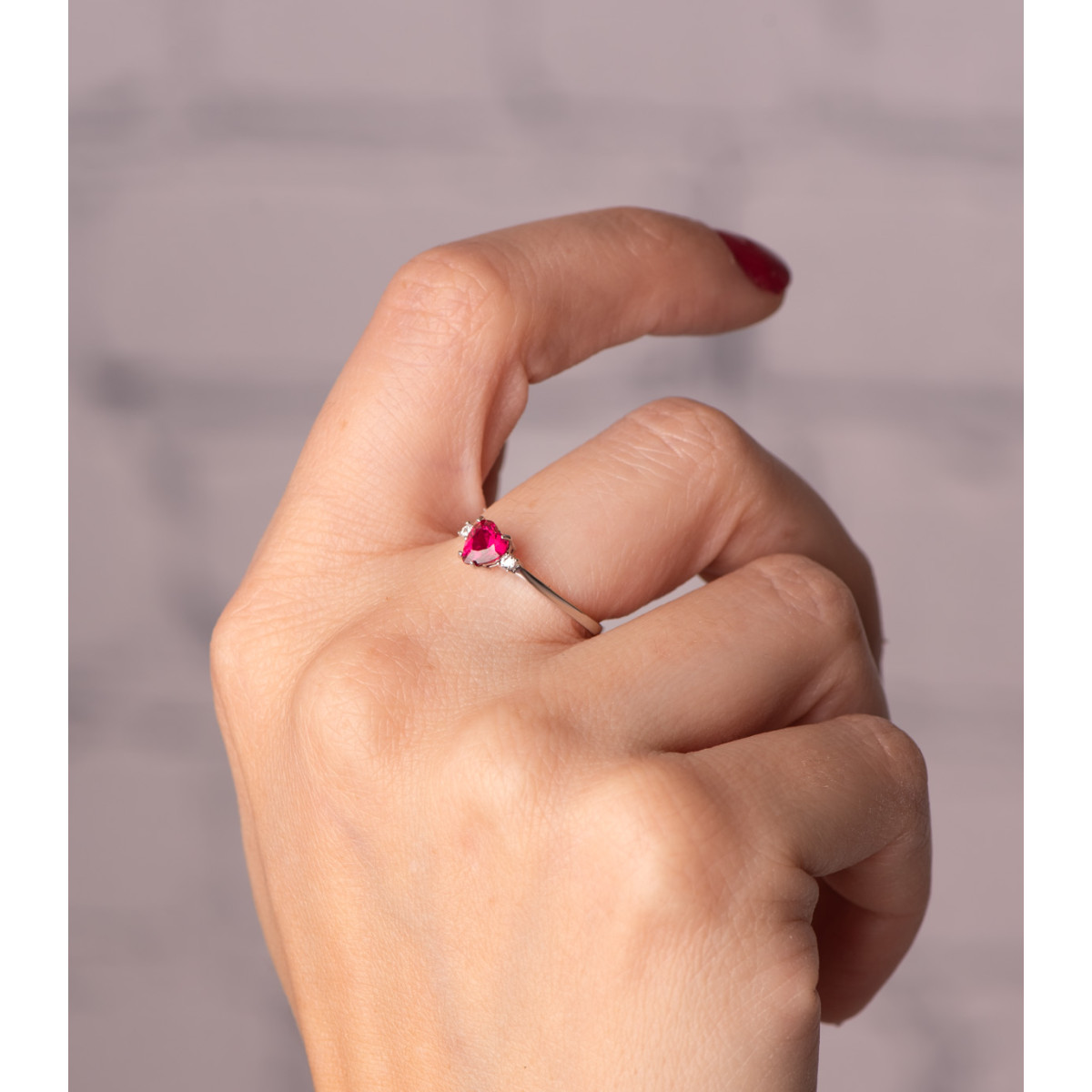 18K SORTIJA ORO BLANCO CORINDON RECONSTRUIDO CORAZON RUBI 5X5 MM CON CIRCONITAS C. AMOR