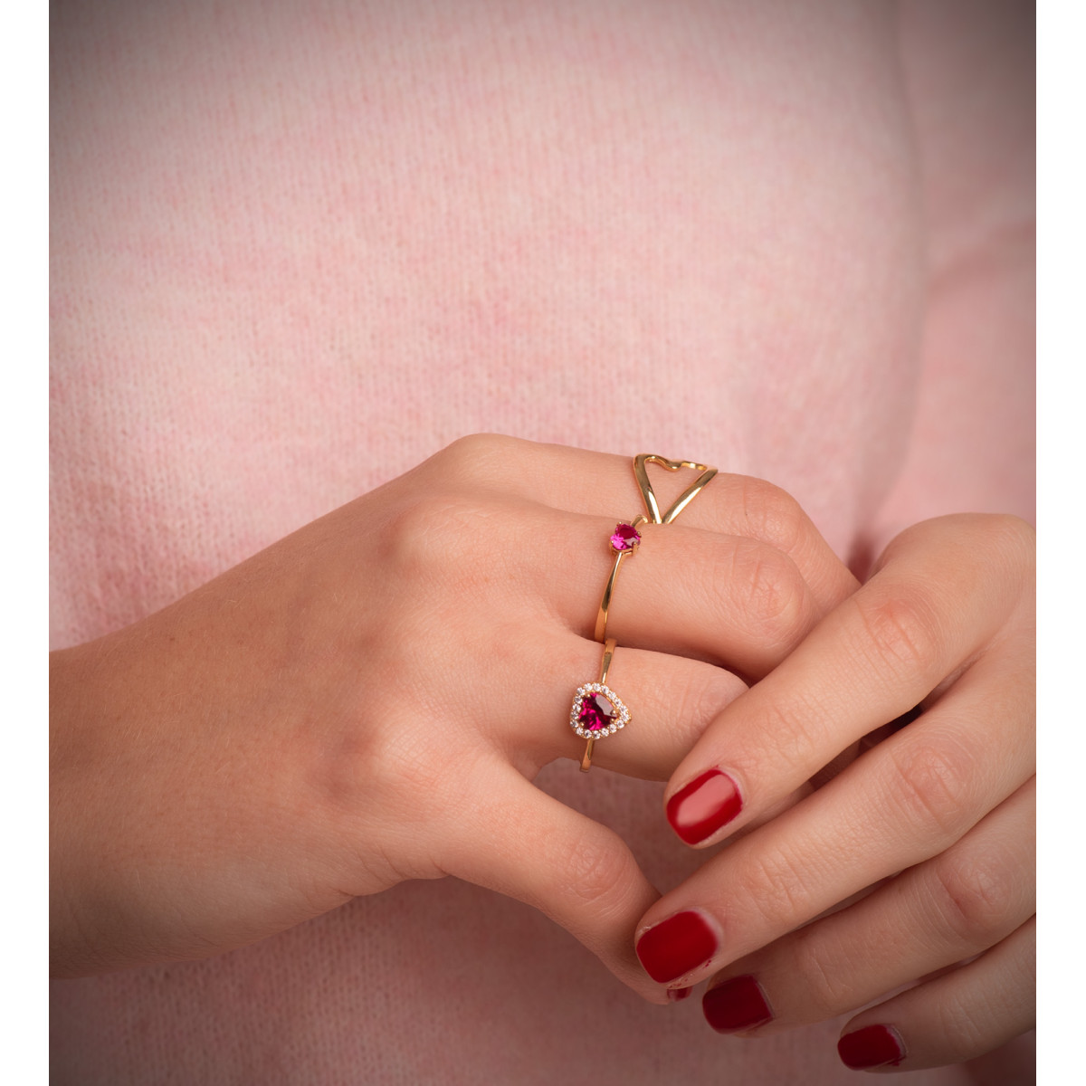 18K SORTIJA ORO AMARILLO CORINDON RECONSTRUIDO CORAZON RUBI 5X5 MM CON CIRCONITAS. ANCHO: 8X8 MM C. AMOR