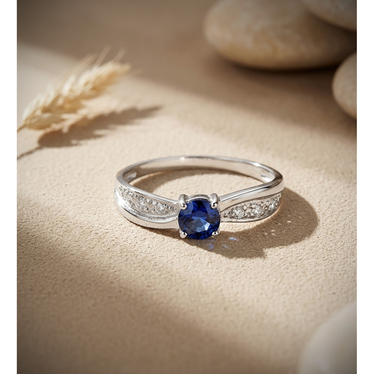 18K SOLITARIO ORO BLANCO ZAFIRO  0,32 QTES Y CIRCONITAS. ANCHO: 4,2 MM