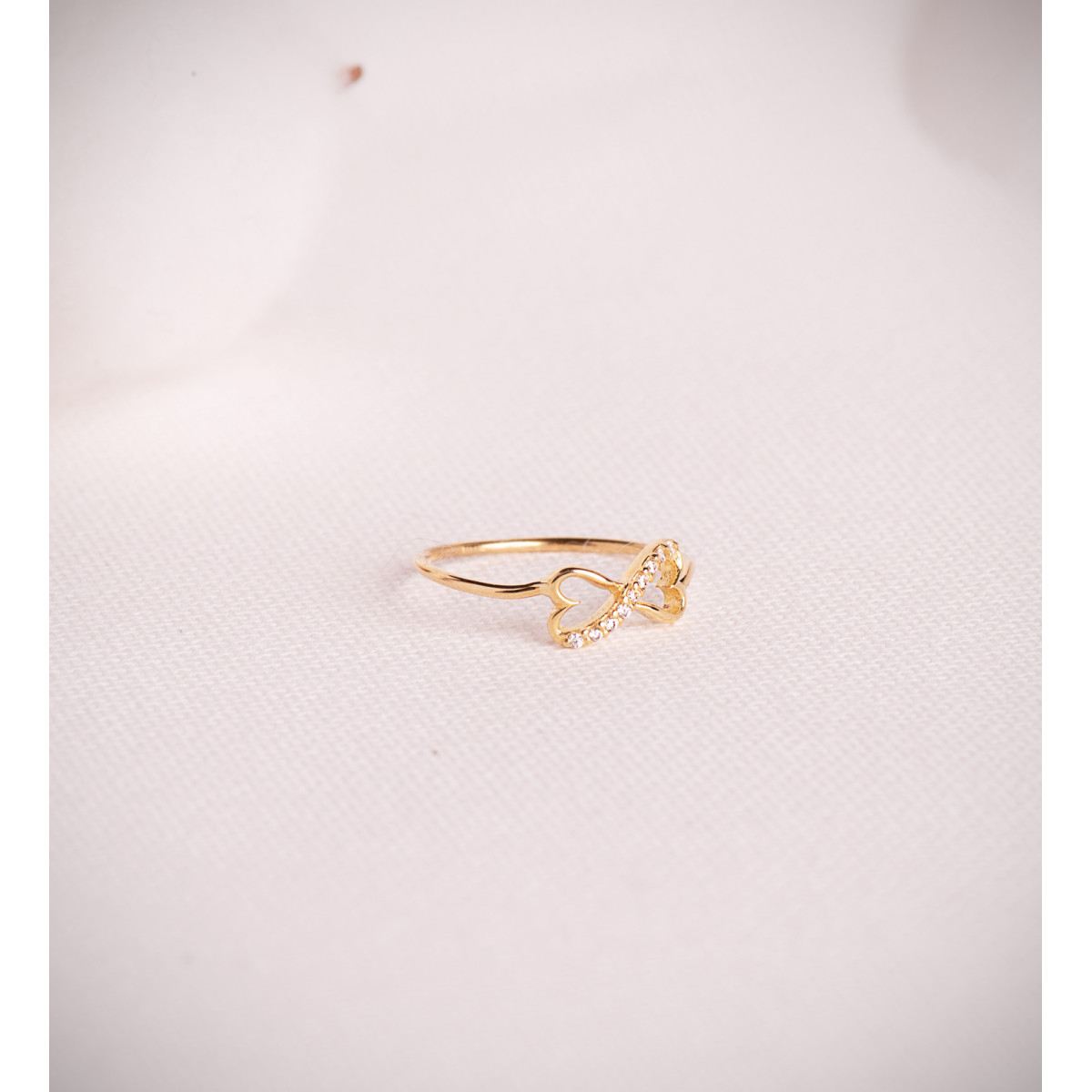 18K SORTIJA ORO AMARILLO CORAZONES CALADOS UNIDOS CON CIRCONITAS. ANCHO: 6 MM C. AMOR