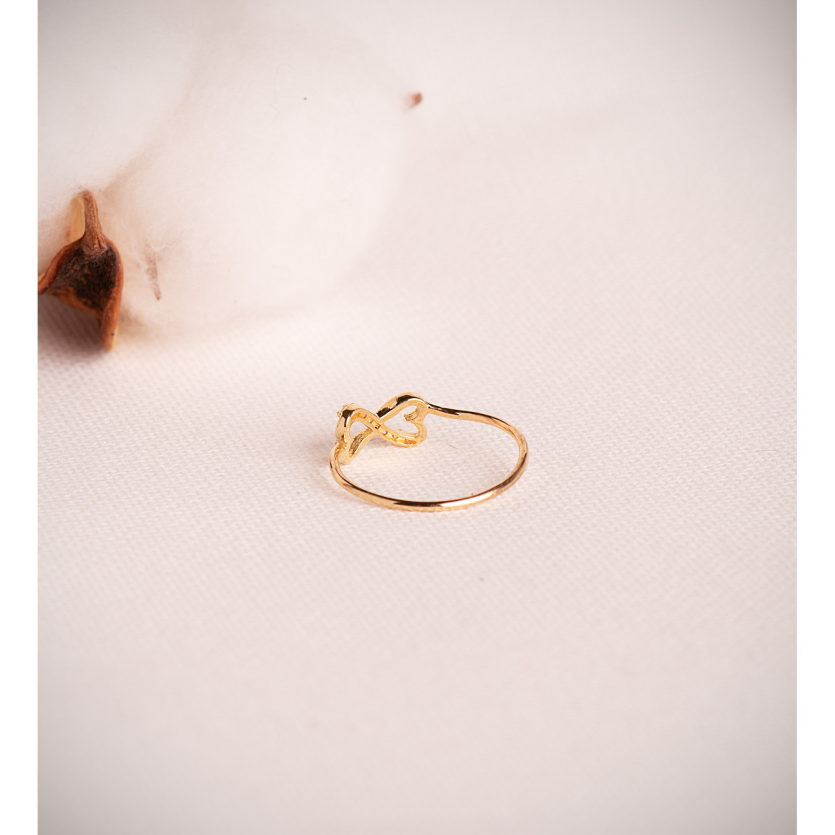 18K SORTIJA ORO AMARILLO CORAZONES CALADOS UNIDOS CON CIRCONITAS. ANCHO: 6 MM C. AMOR