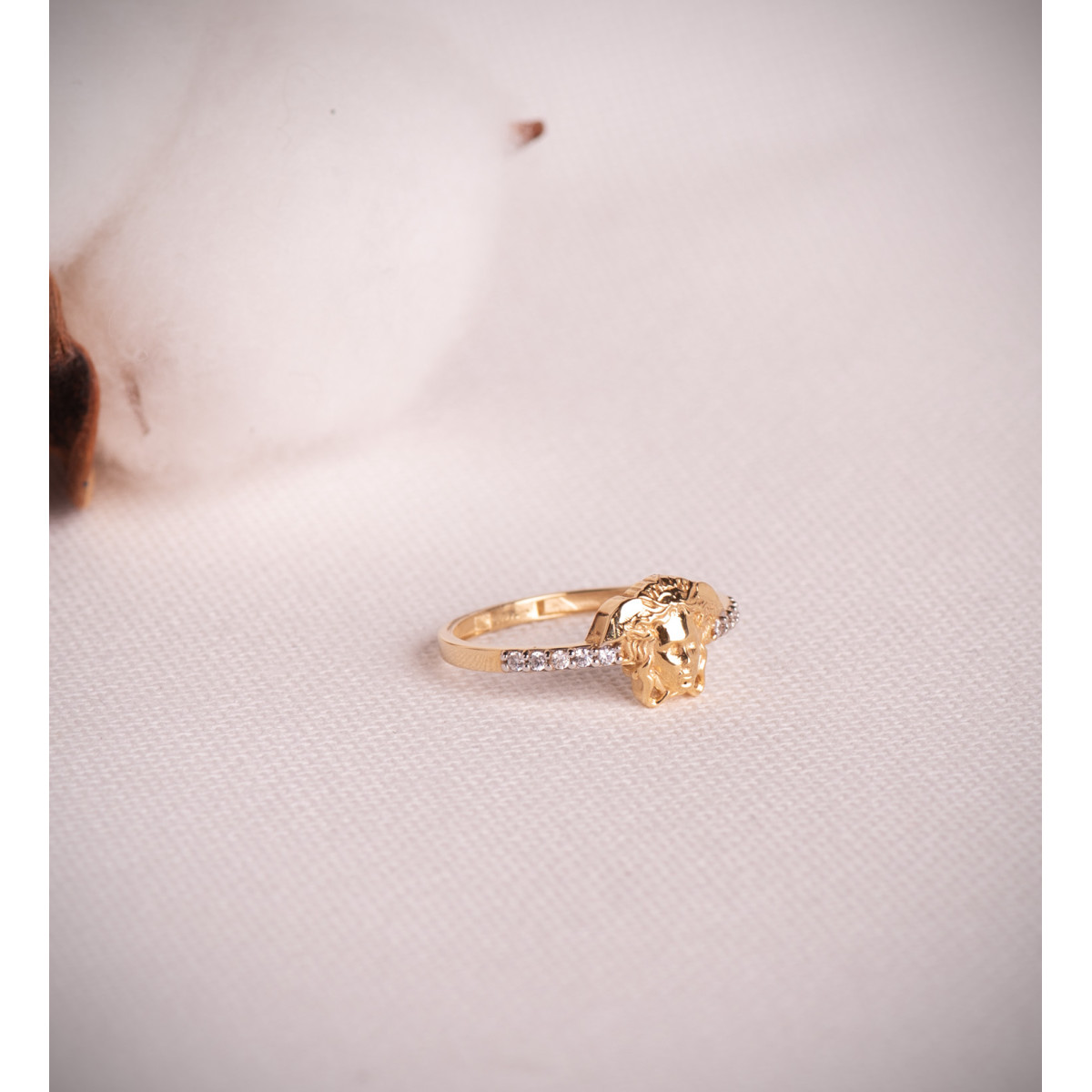 18K SORTIJA ORO BICOLOR CON MEDUSA Y CIRCONITAS. MEDIDA: 10 X 8 MM