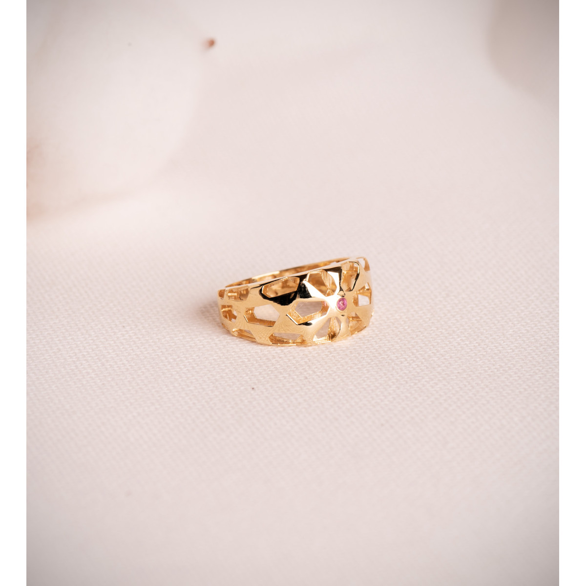 18K SORTIJA ORO AMARILLO FILIGRANA CALADA Y RUBI NATURAL. ANCHO: 10 MM