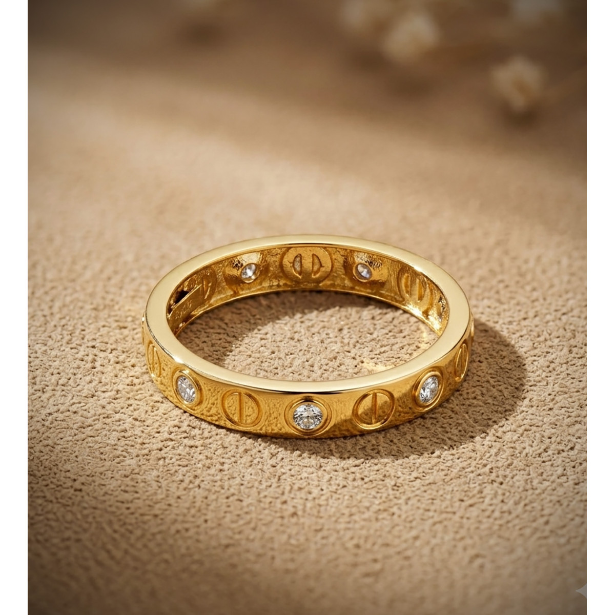 18K SORTIJA ORO AMARILLO CIRCONITAS Y MOTIVO DE TORNILLOS EN BRILLO. ANCHO: 3 MM