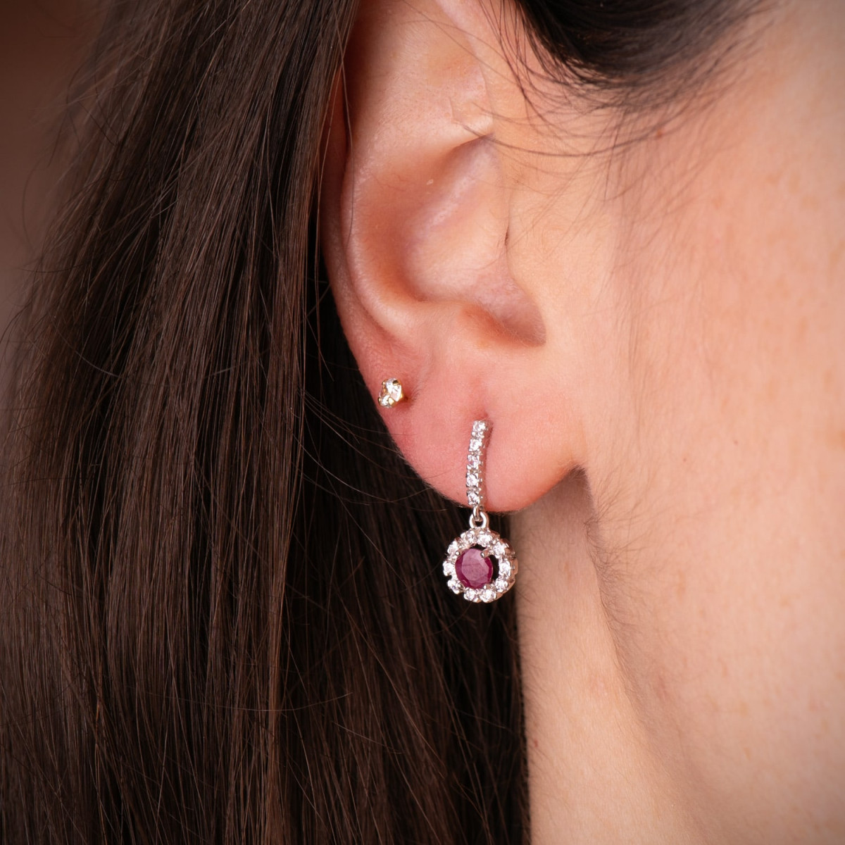 18K PENDIENTES ORO BLANCO RUBI 4MM - 0,56 QTES Y CIRCONITAS. 18 X 7,5 MM. CIERRE PRESION