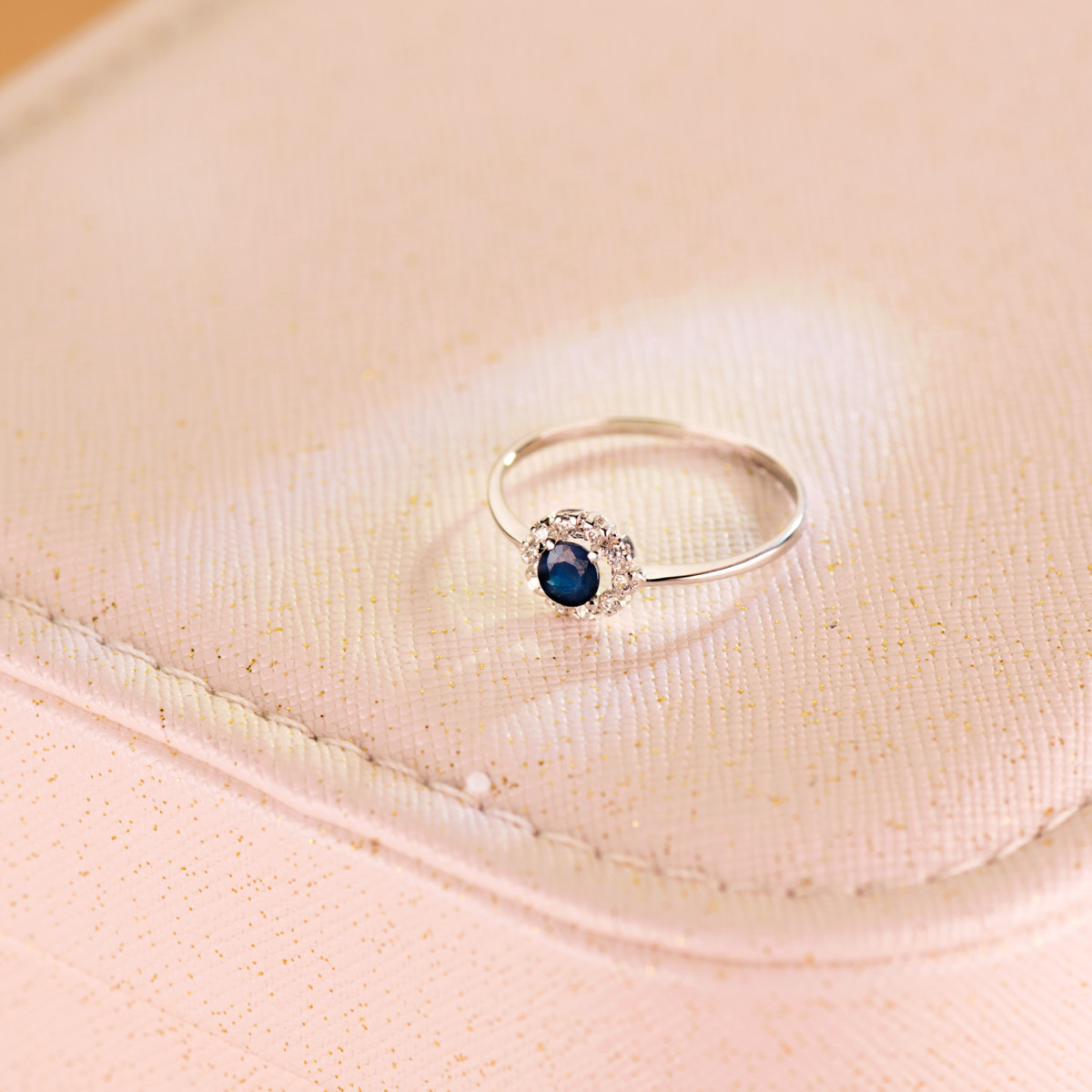 18K SORTIJA ORO BLANCO CON ZAFIRO 4MM Y 0,26 QTES Y CIRCONITAS. CUAJO 7 X 7 M