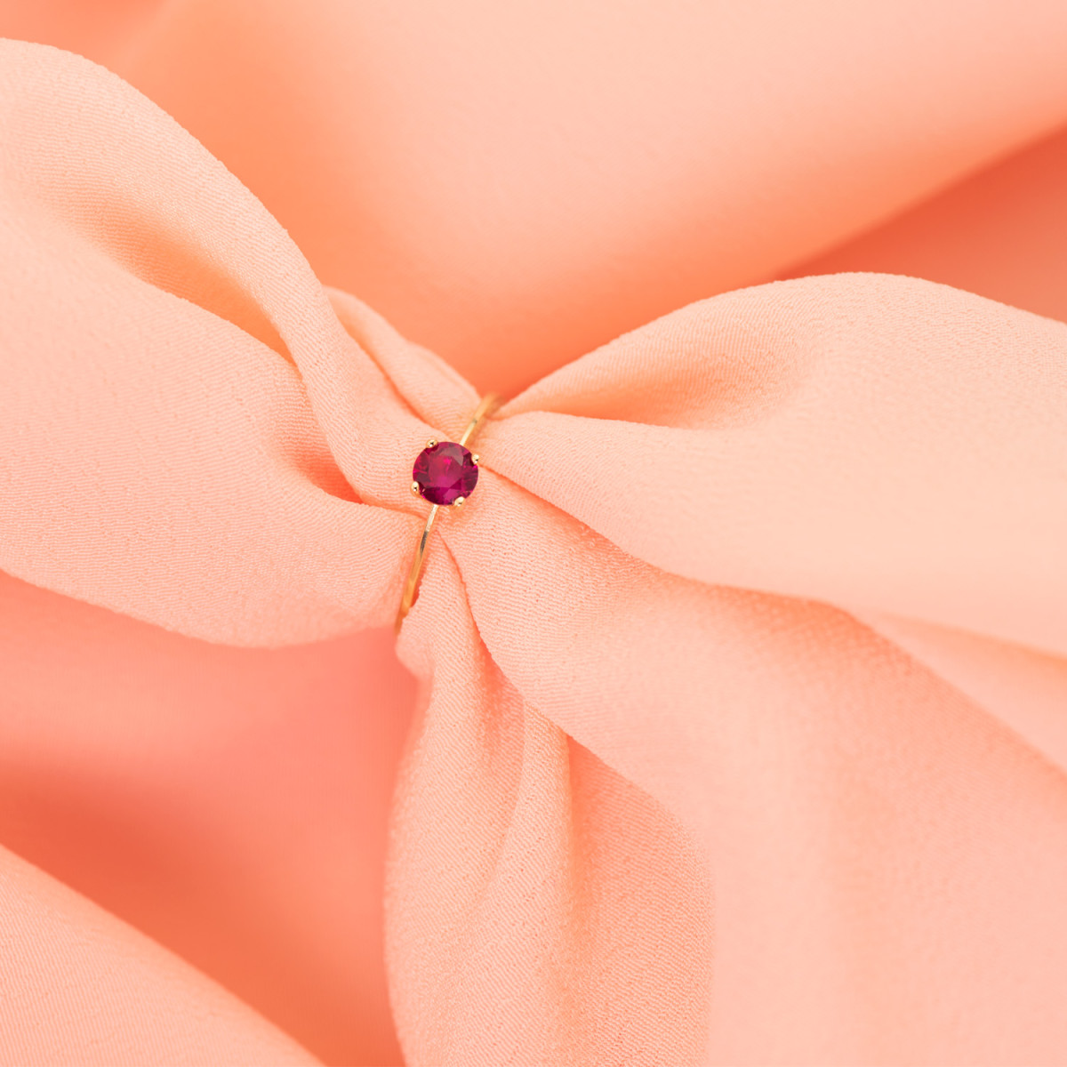 18K SOLITARIO ORO AMARILLO CON CIRCONITA ROJA 4 GARRAS DE 5 MM