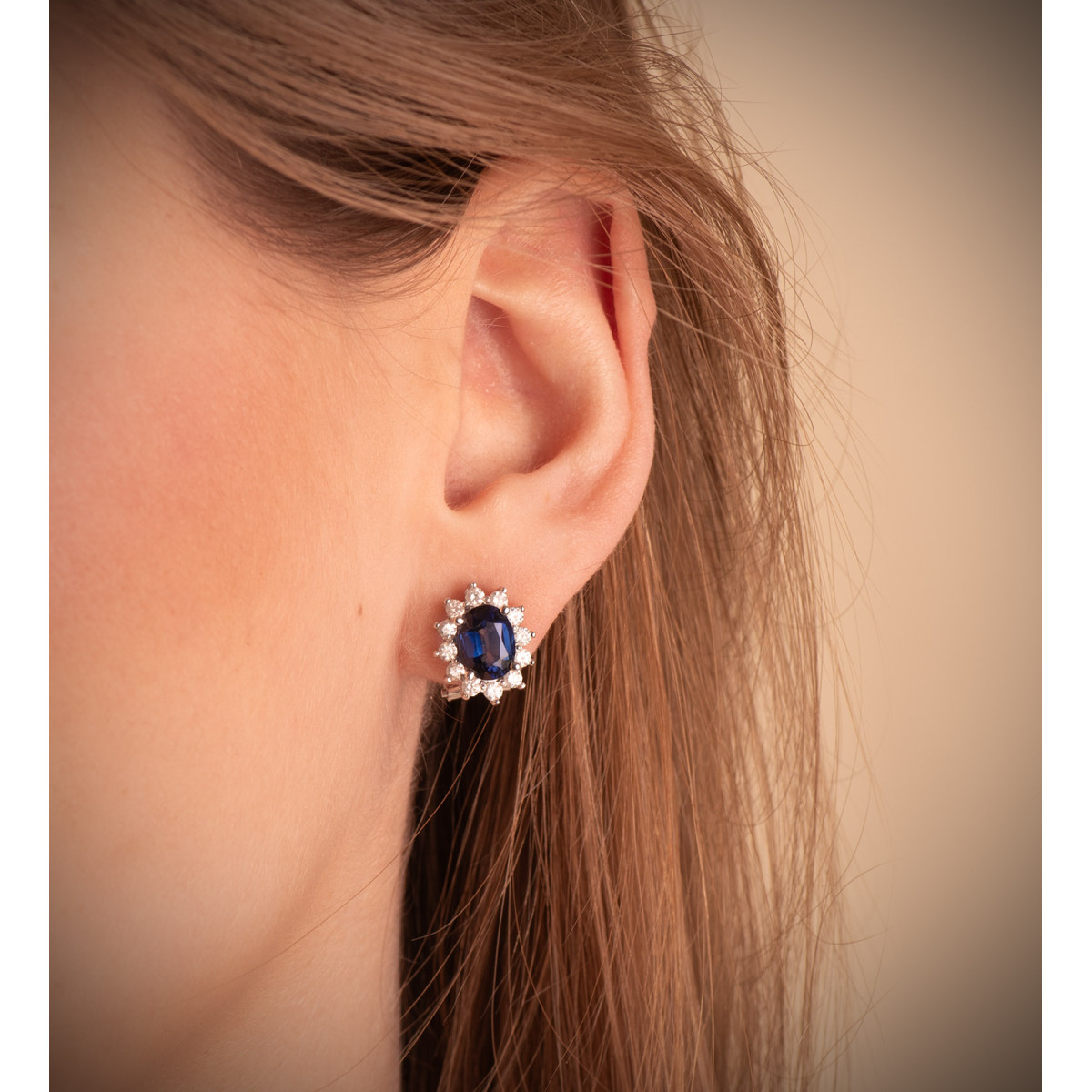 18K PENDIENTES ORO BLANCO 24 DIAMANTES LABORATORIO 0,84 QTS VS2-G Y ZAFIRO DIFUSION 8X6 MM 3,26 QTS CIERRE OMEGA 12,5X11 MM