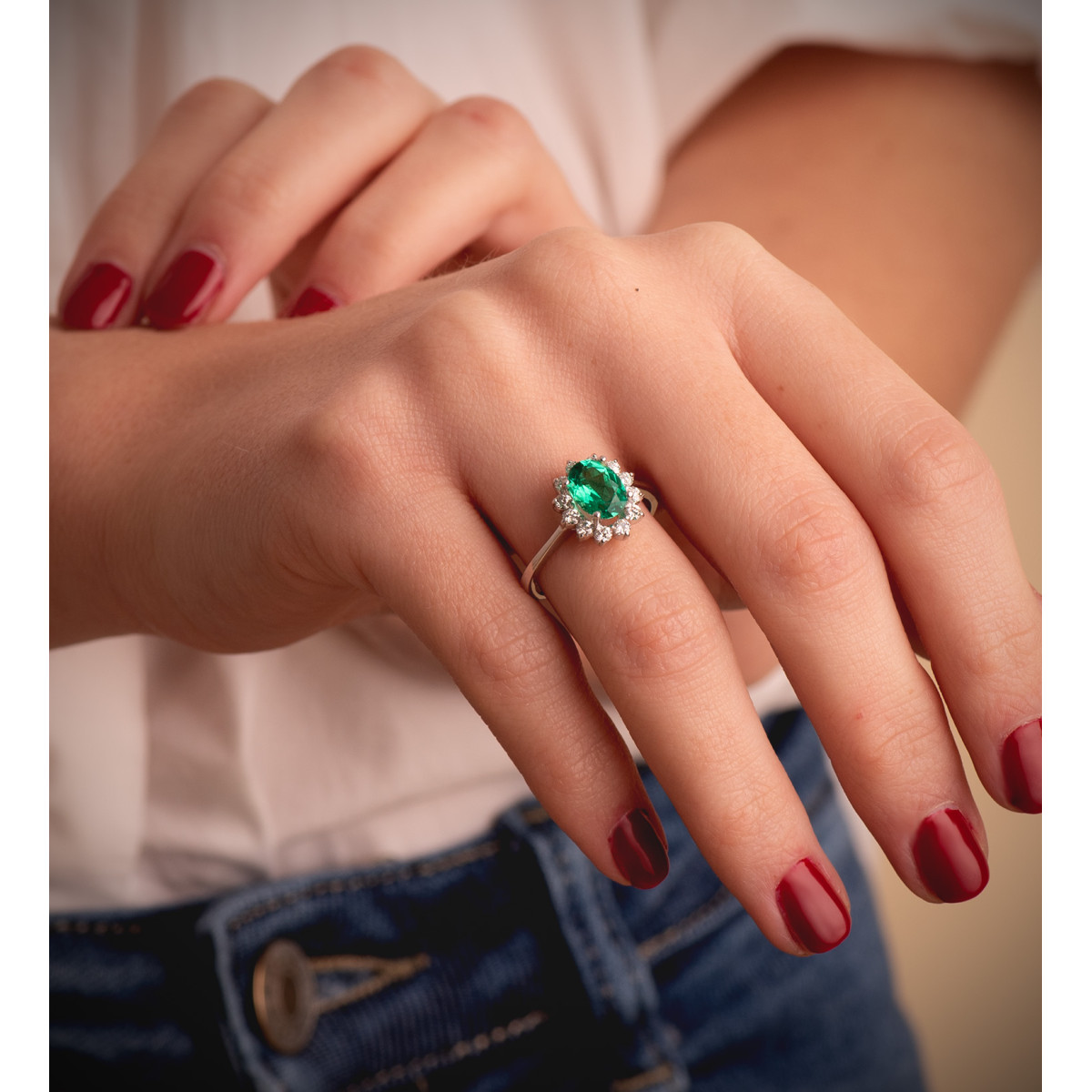 18K SORTIJA ORO BLANCO ESMERALDA RECRISTALIZADA  8X6 MM 1,10 QT. DIAMANTES DE LABORATORIO  0,42 QT VS2-G.