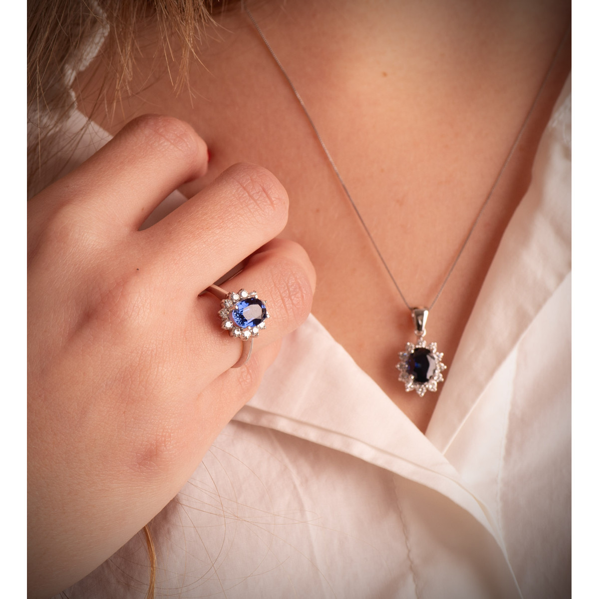 18K SORTIJA ORO BLANCO DIAMANTES DE LABORATORIO Y ZAFIRO DIFUSION 8X6 MM 1,63 QT 0,42 QT VS2-G.