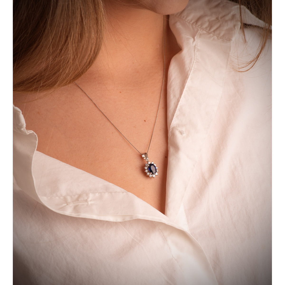 18K COLGANTE ORO BLANCO ZAFIRO DIFUSION 8X6 MM 1,63 QT. 14 DIAMANTES LABORATORIO 0,42 QTS VS2-G. 12,5 X 11 MM