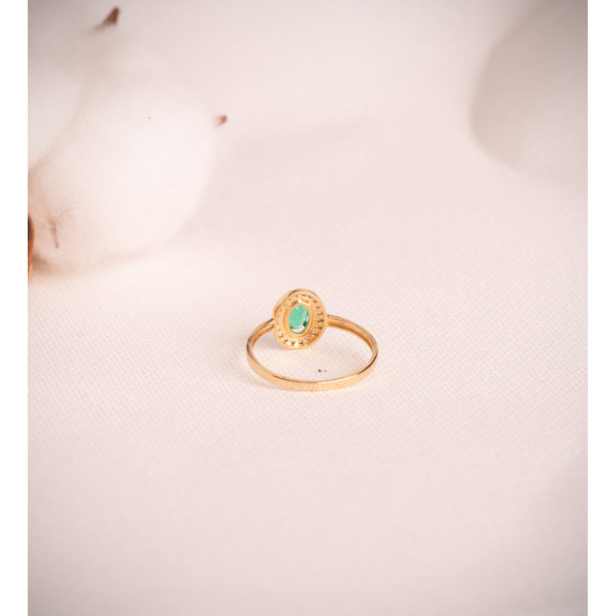 18K SORTIJA ORO AMARILLO FORMA OVAL ESMERALDA 6X4 MM 0.49 QTS.  ANCHO TOTAL 8X6 MM