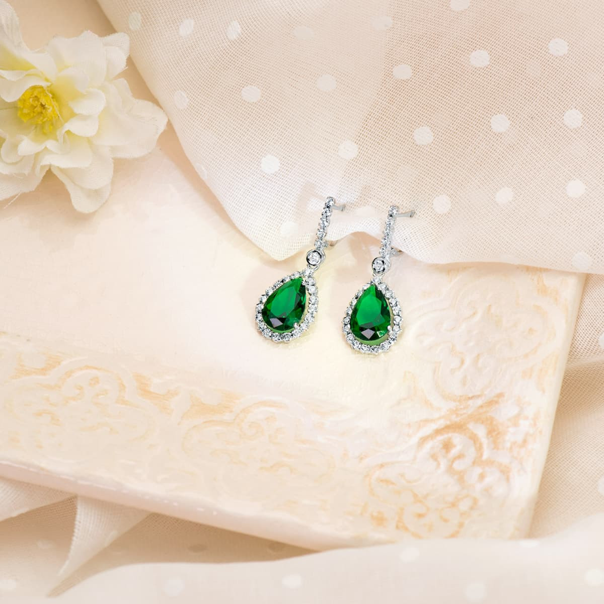 18K PENDIENTES ORO BLANCO DOS CUERPOS CON PIEDRA VERDE 12 X 8MM. 33X12MM CIERRE PRESION