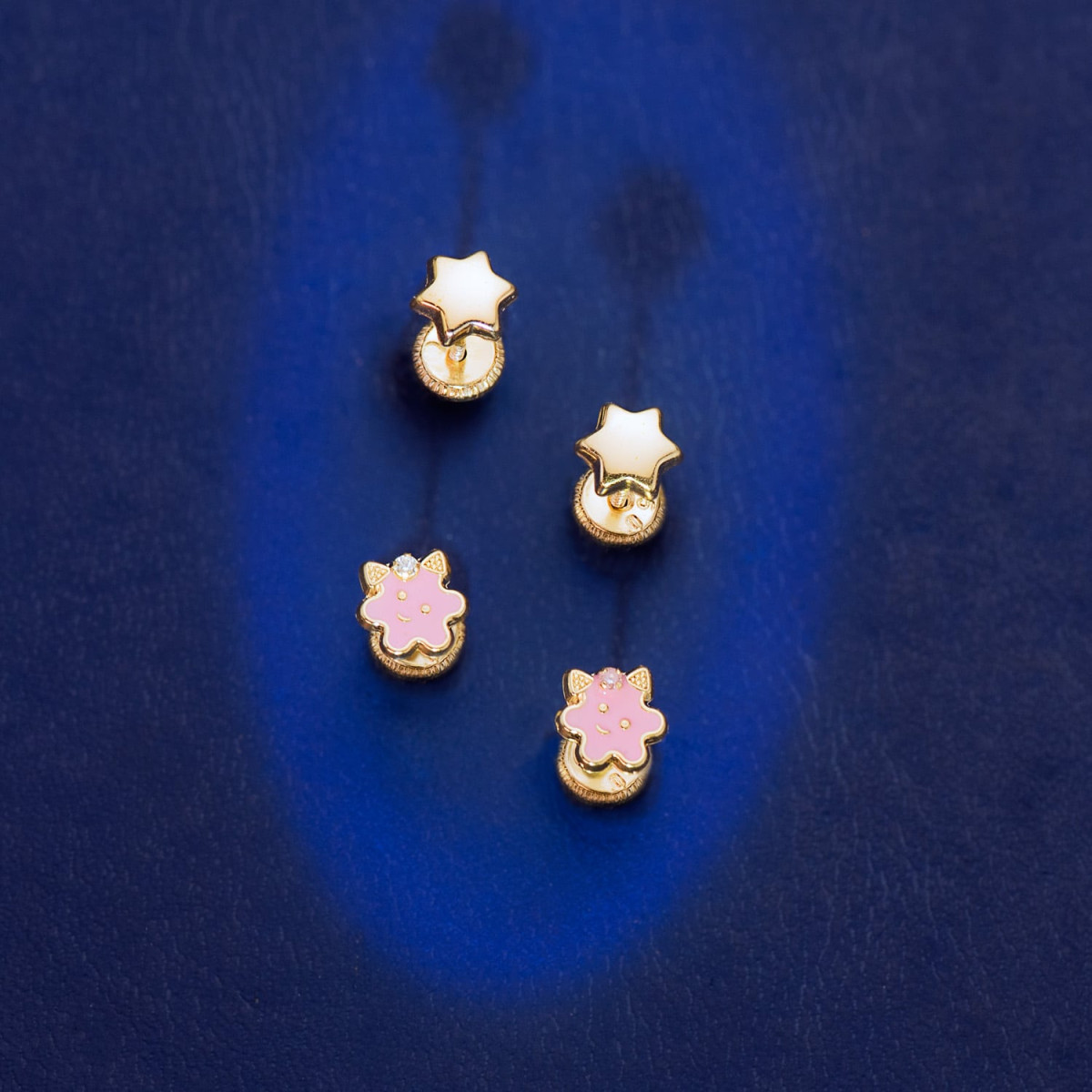 18K PENDIENTES ORO AMARILLO FLOR ESMALTE ROSA CIERRE TUERCA 6,5 X 6,5 MM