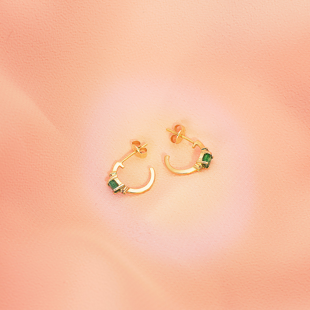 18K PENDIENTES ORO AMARILLO MEDIO ARO LISO CON ESMERALDAS 12X3 MM CIERRE PRESION.